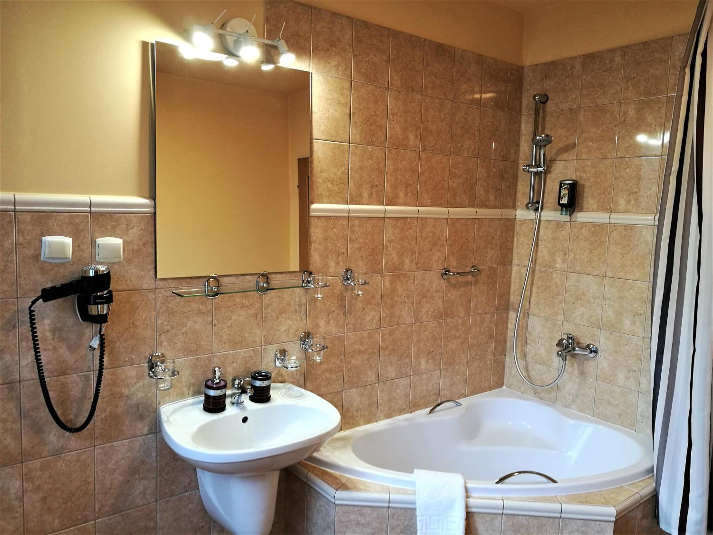 Deluxe Double Room - Photo 11