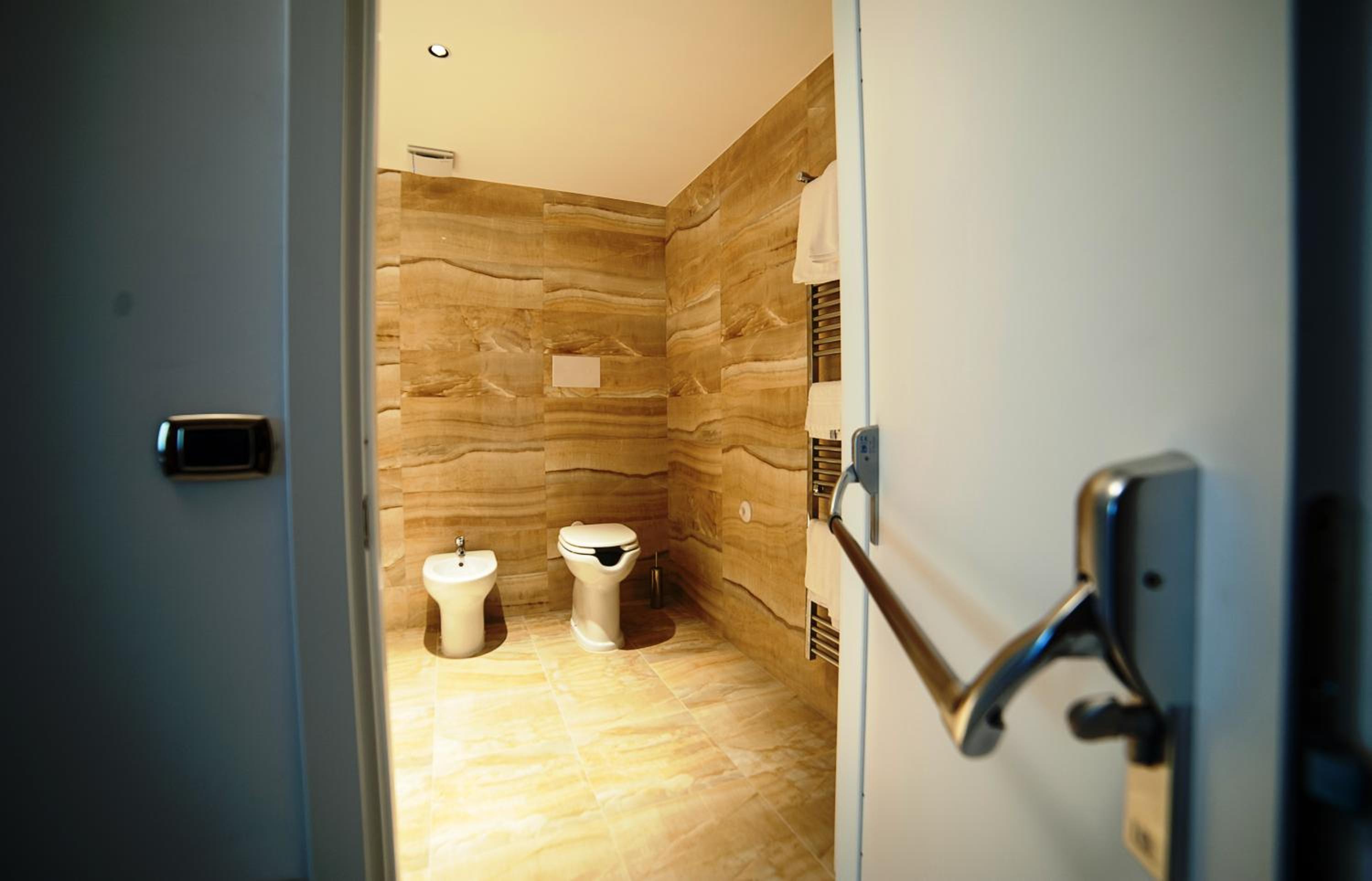 Twin Room - Disability Access photo 2