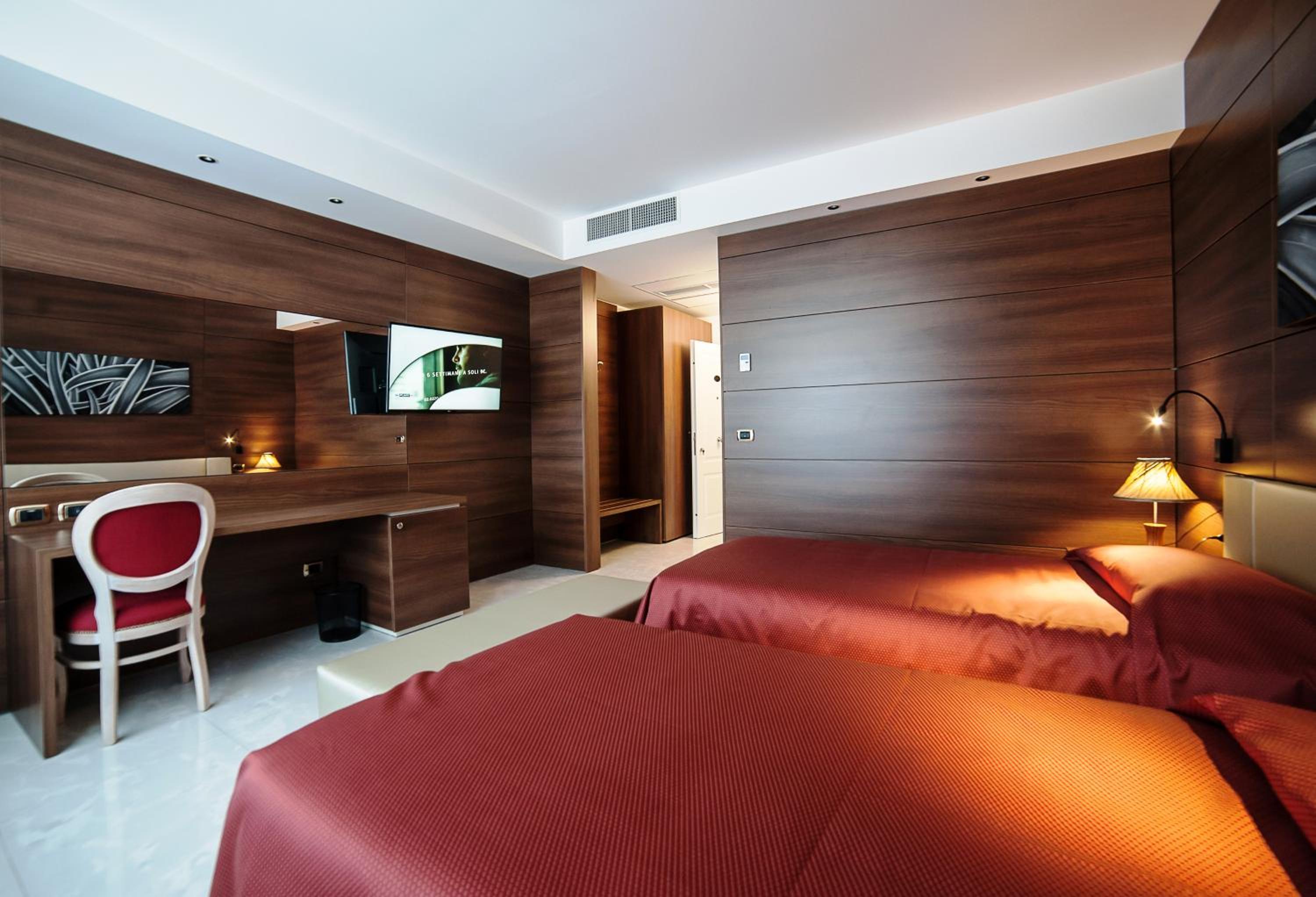 Twin Room with Private Bathroom photo 3