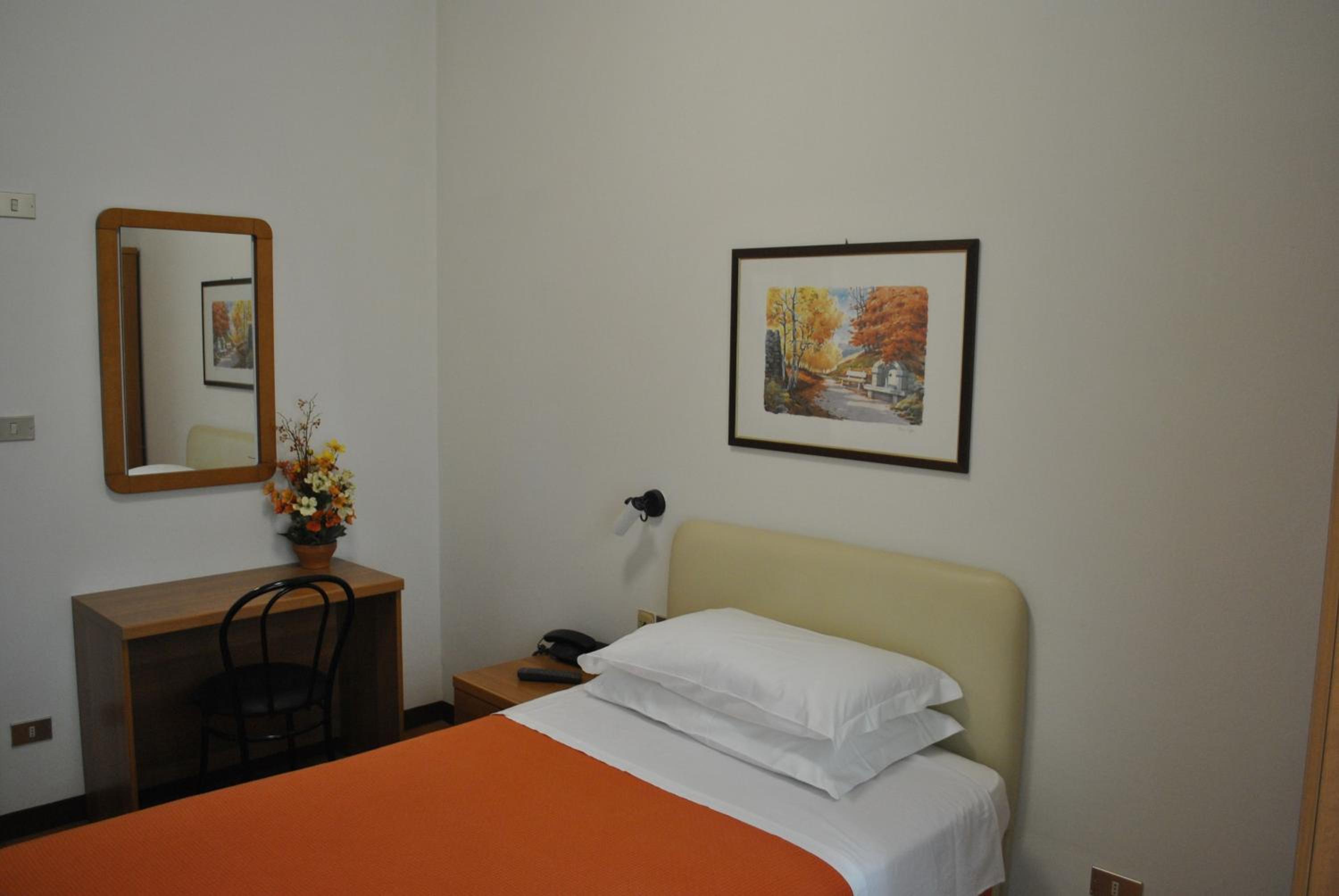 Small Single Room photo 2