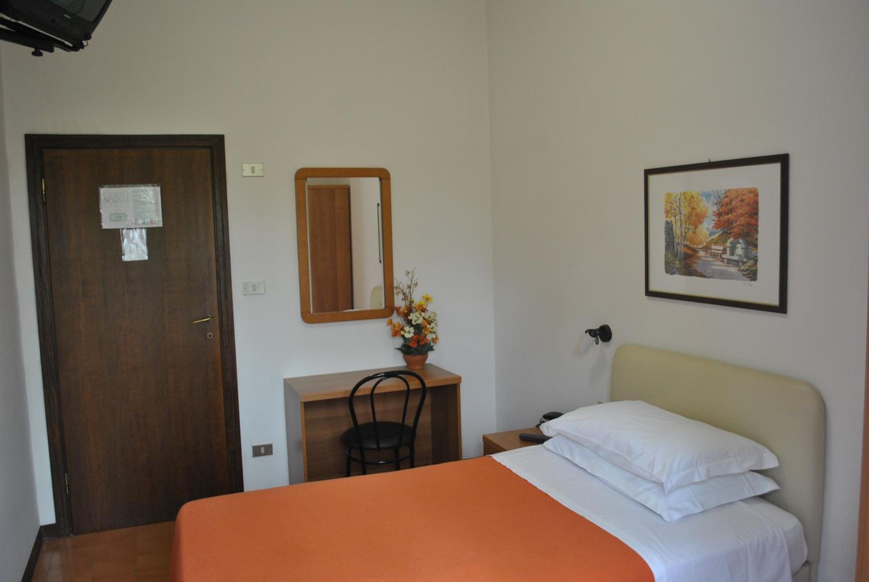 Small Single Room photo 1