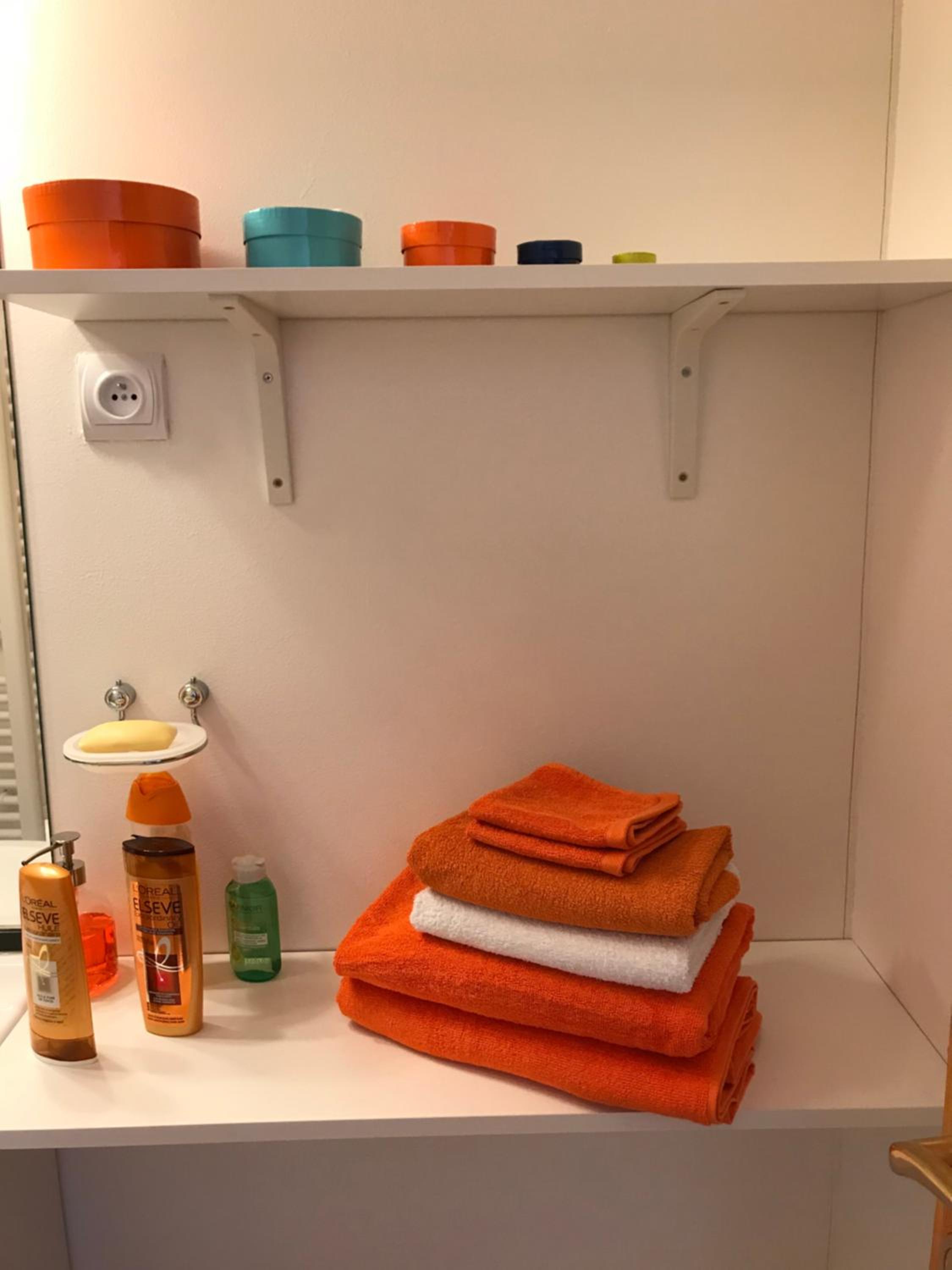 Deluxe Twin Room with Shower - Photo 3