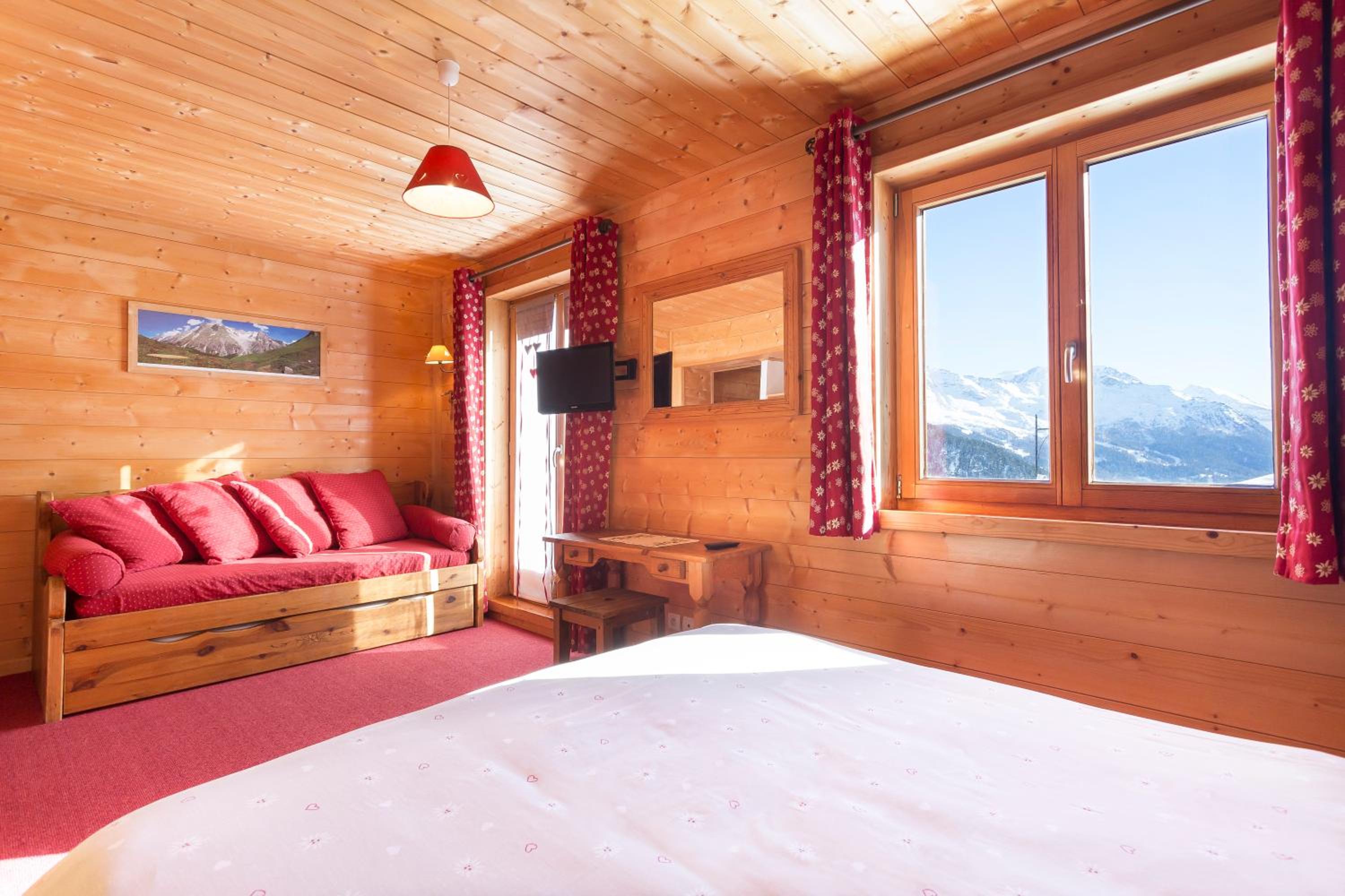 Deluxe Room (2 Adults + 1 Child) photo 1