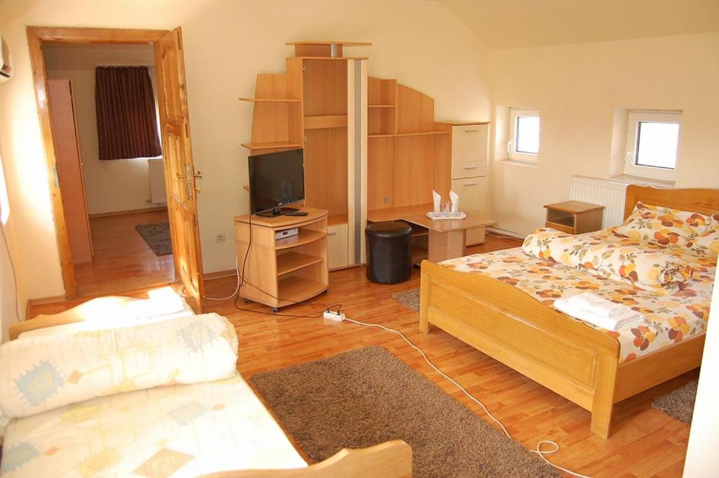 Family Room photo 3