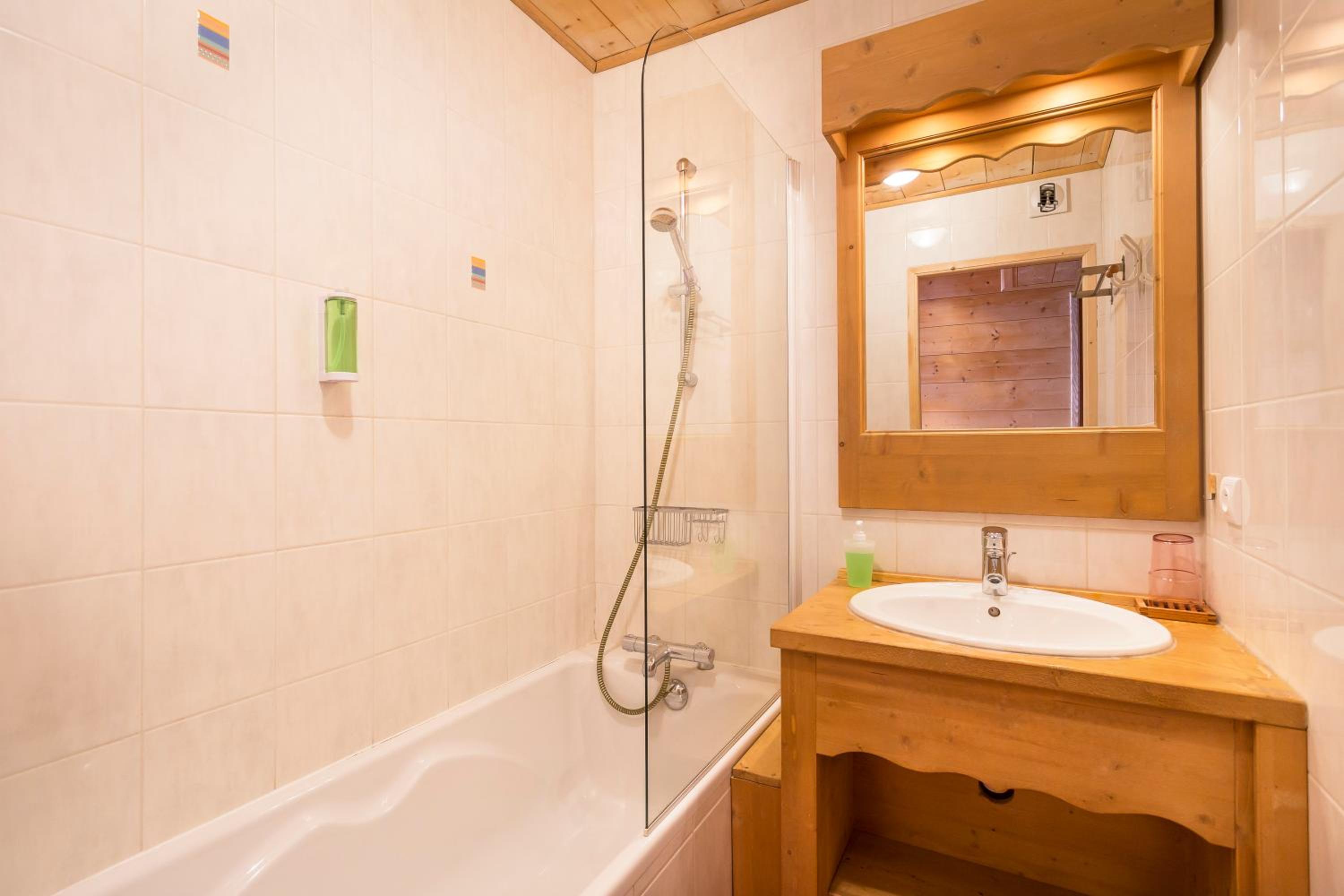 Deluxe Room (2 Adults + 1 Child) photo 2