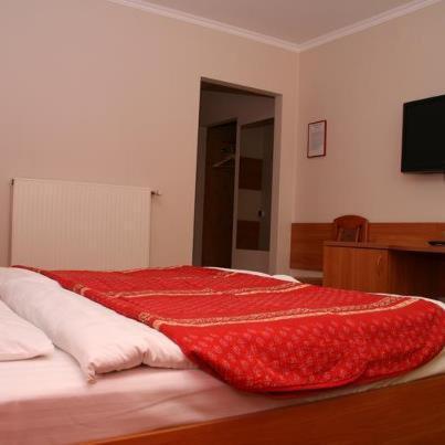 Double Room with Spa Bath - Photo 10
