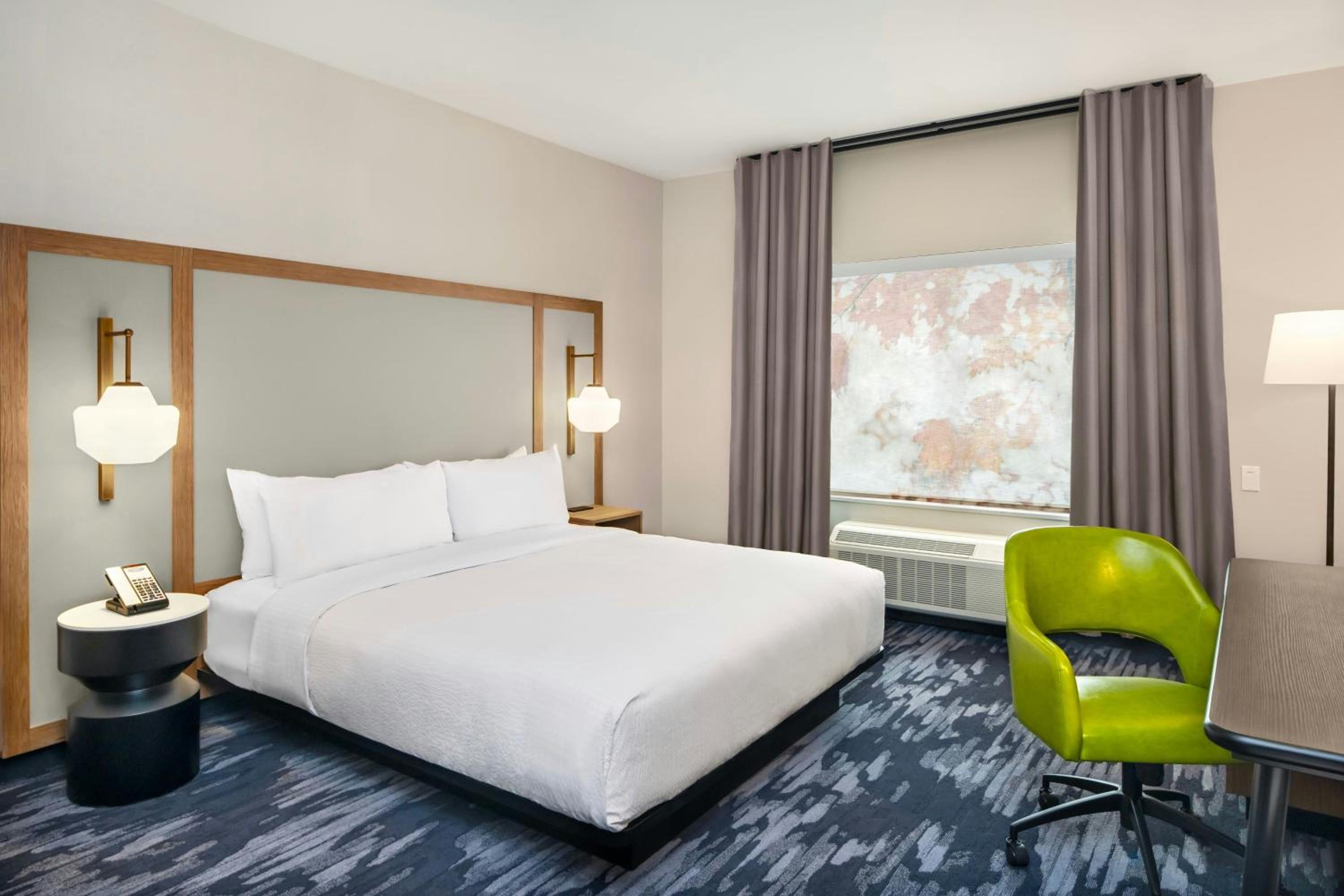 King Room with Roll-In Shower and Bathtub - Mobility Access/Hearing Accessible
