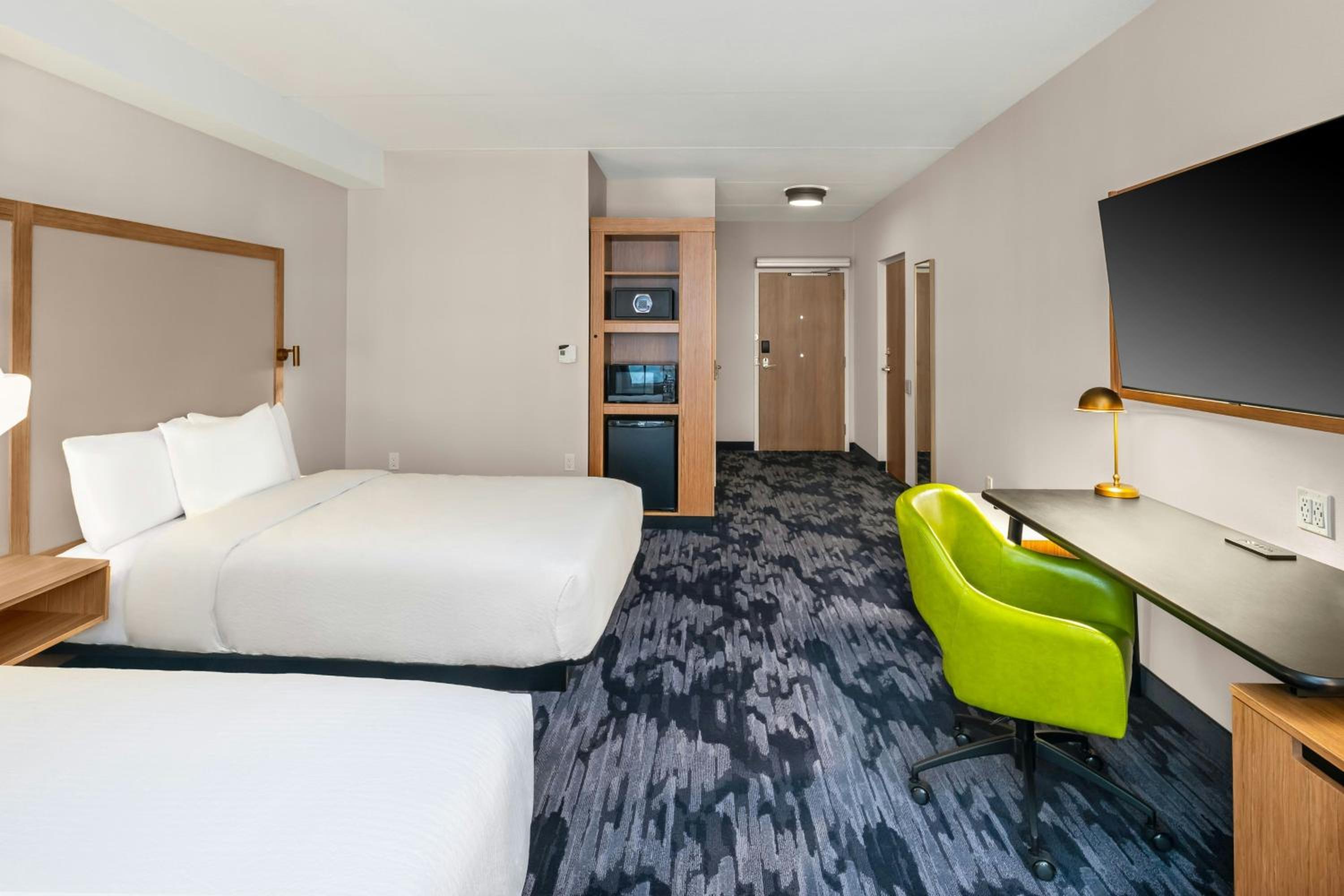 Queen Room with Two Queen Beds and Bathtub - Mobility Access