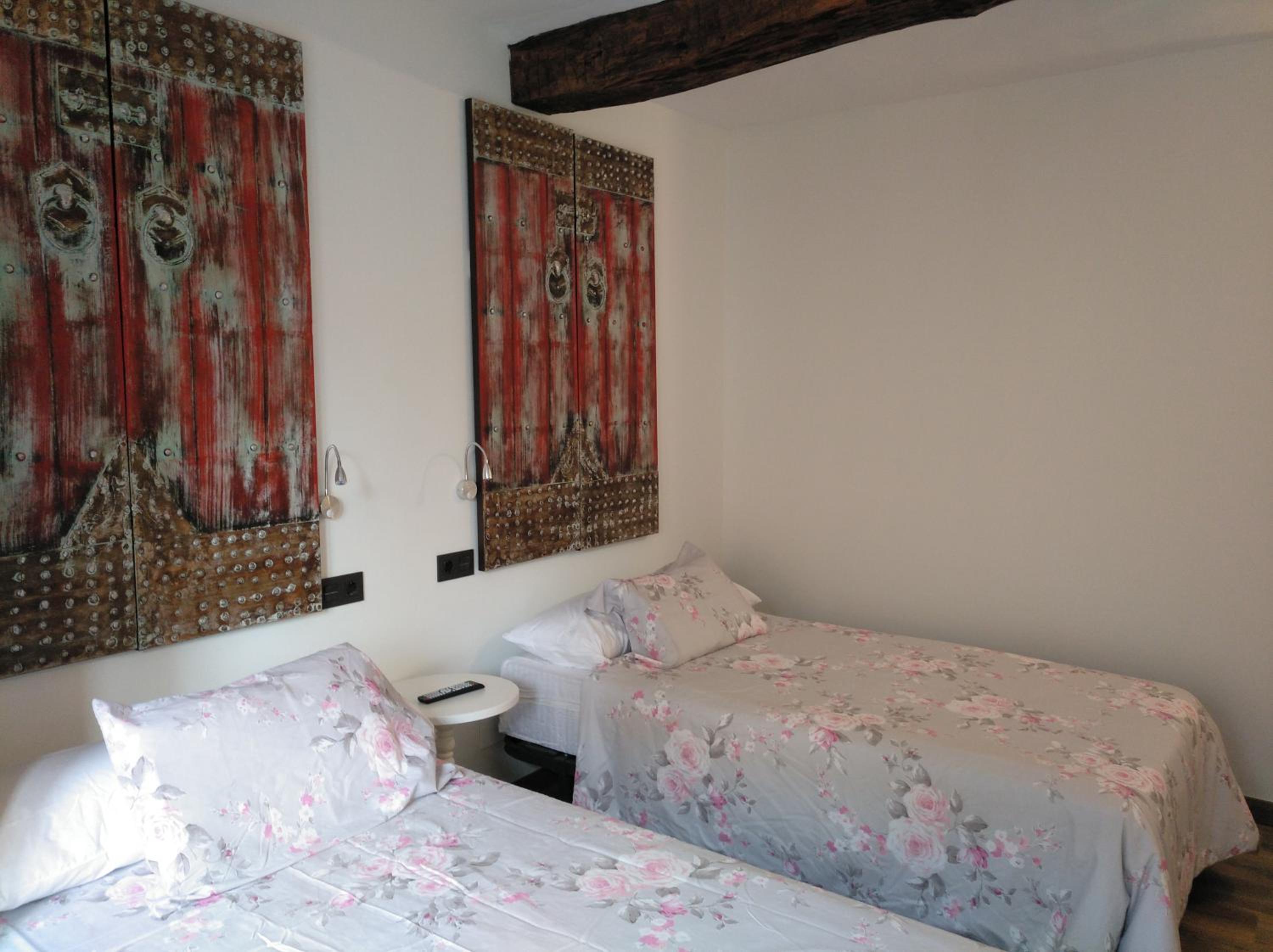 Twin Room with Private Bathroom - Photo 14