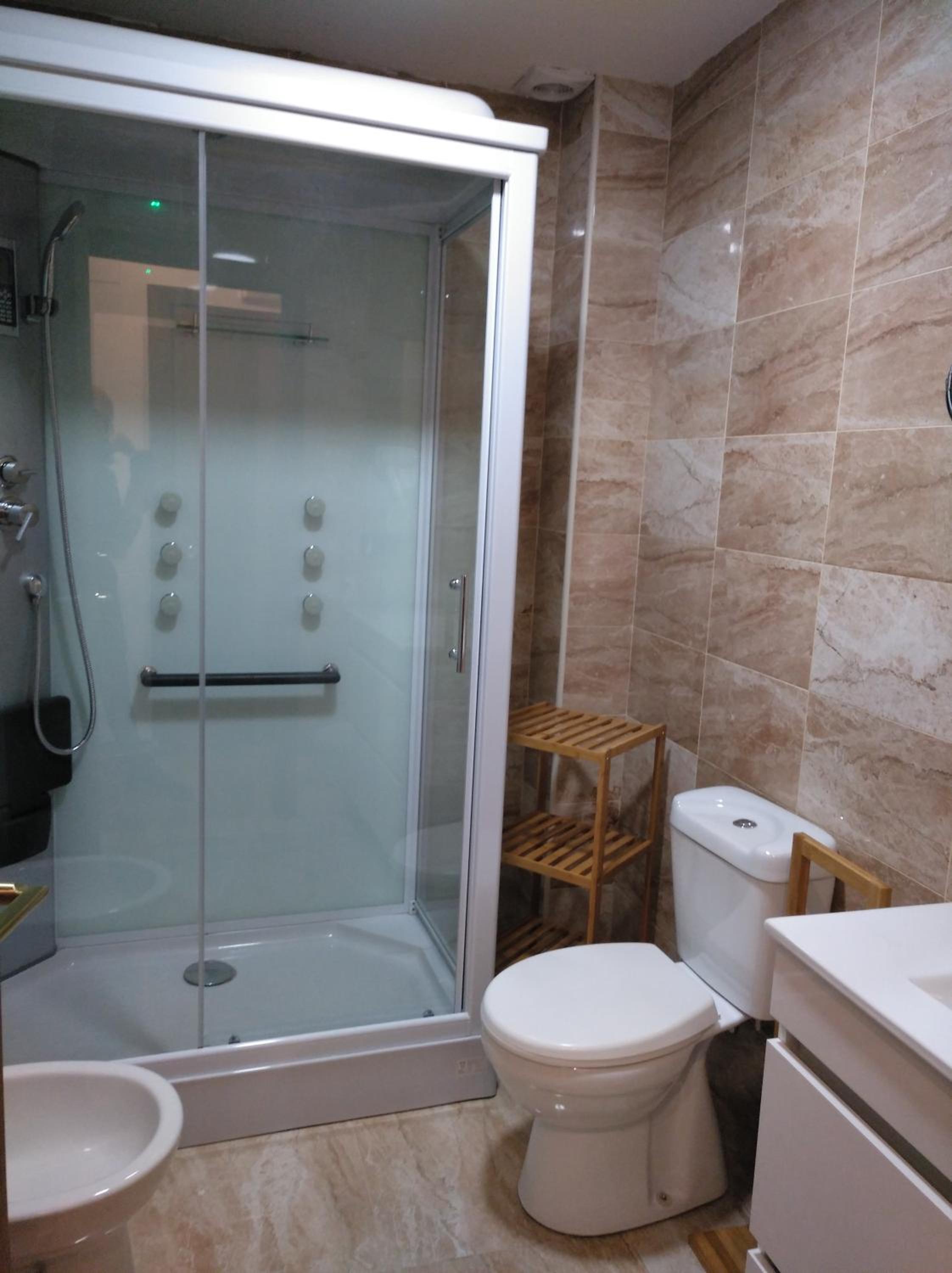Twin Room with Private Bathroom - Photo 11