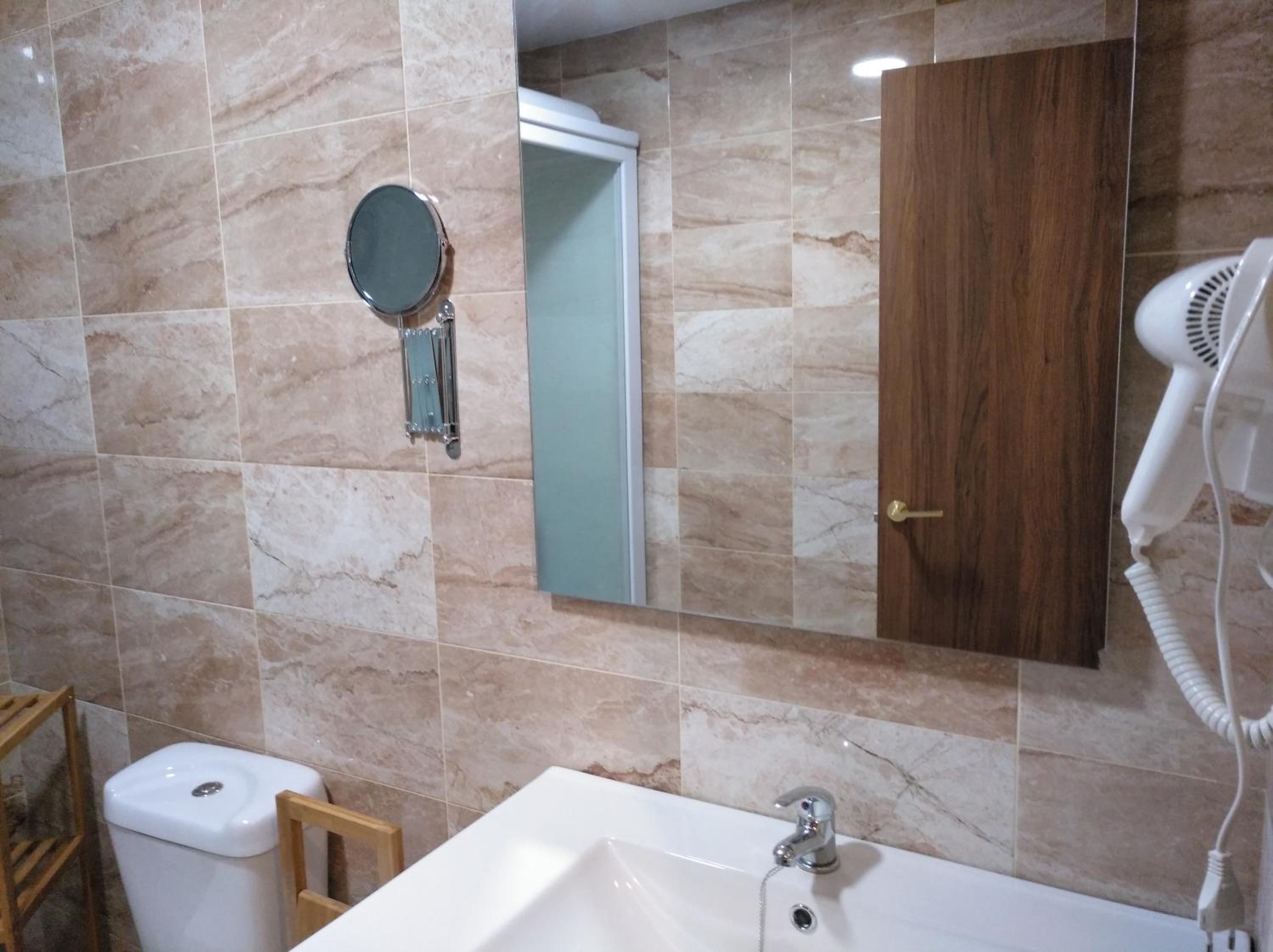 Twin Room with Private Bathroom - Photo 10