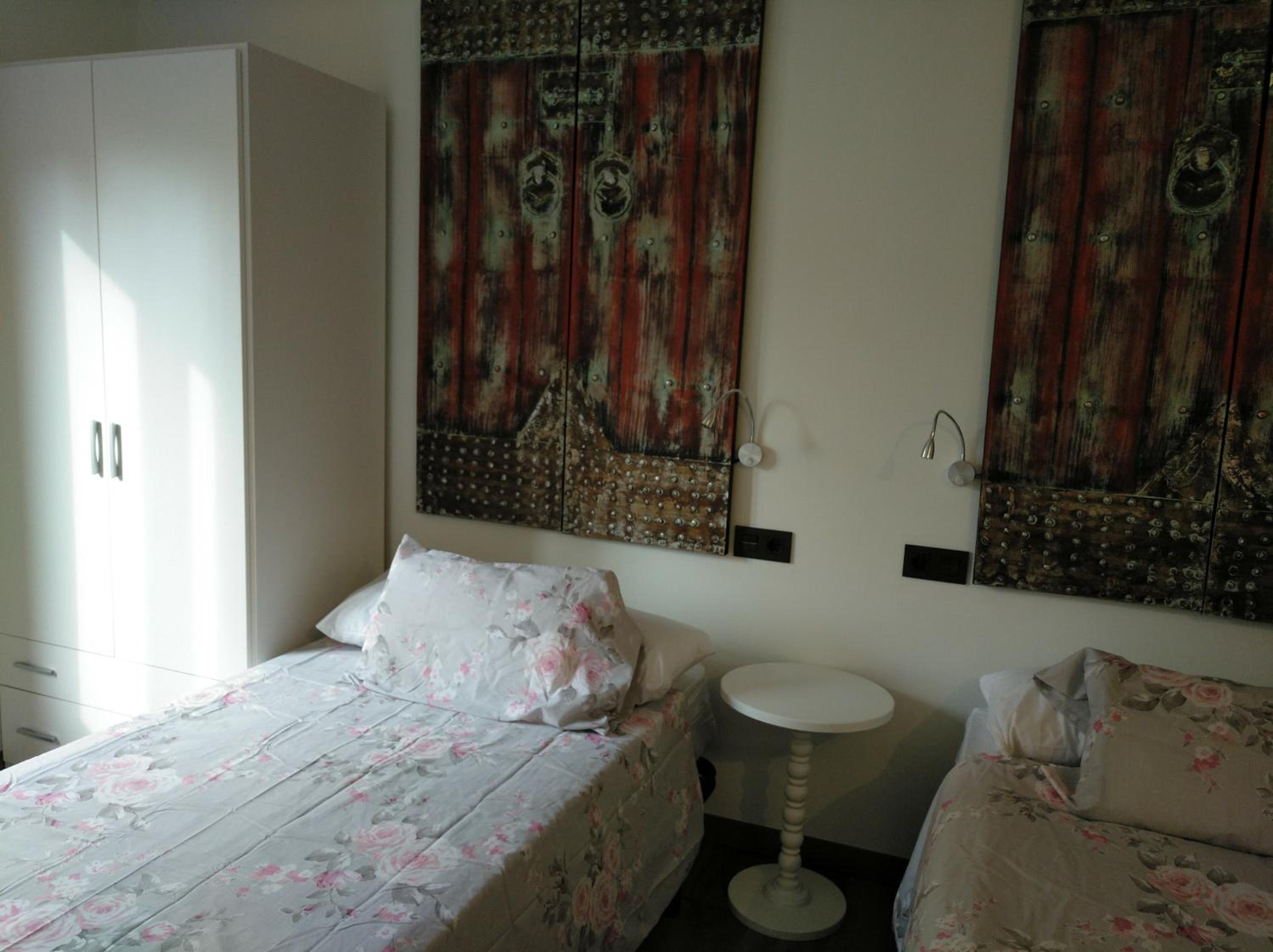 Twin Room with Private Bathroom - Photo 9