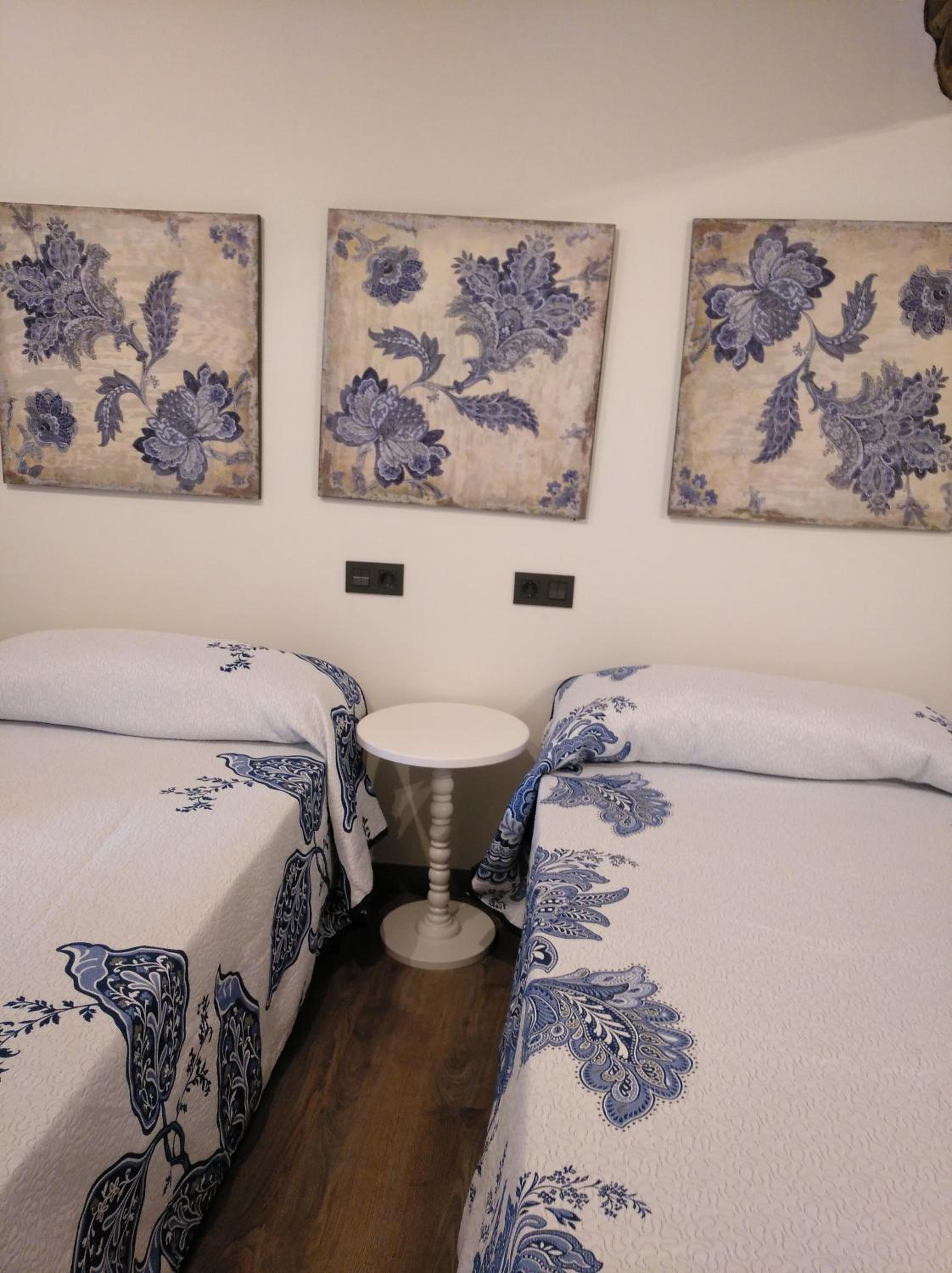 Twin Room with Private Bathroom - Photo 8