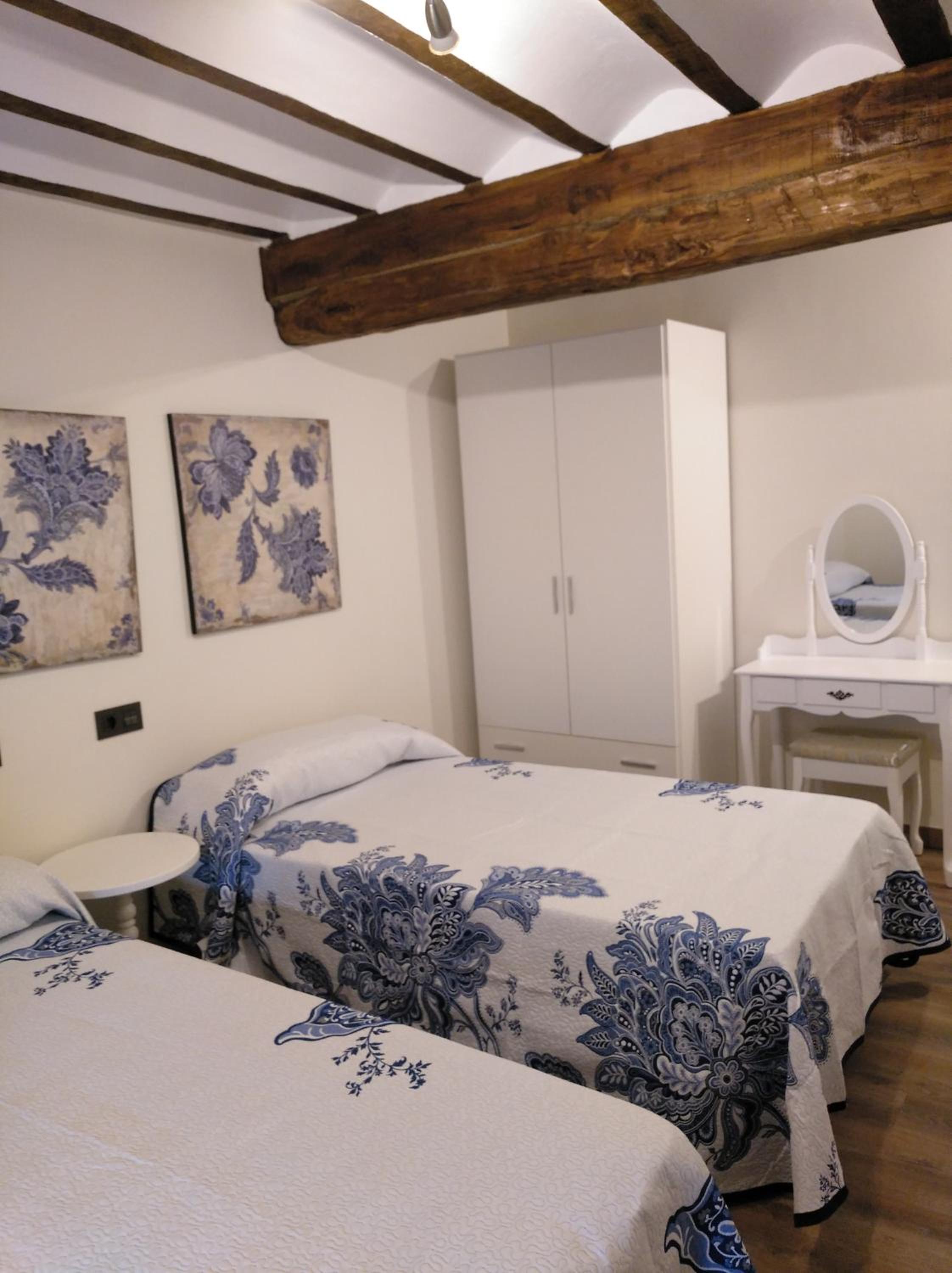 Twin Room with Private Bathroom - Photo 7