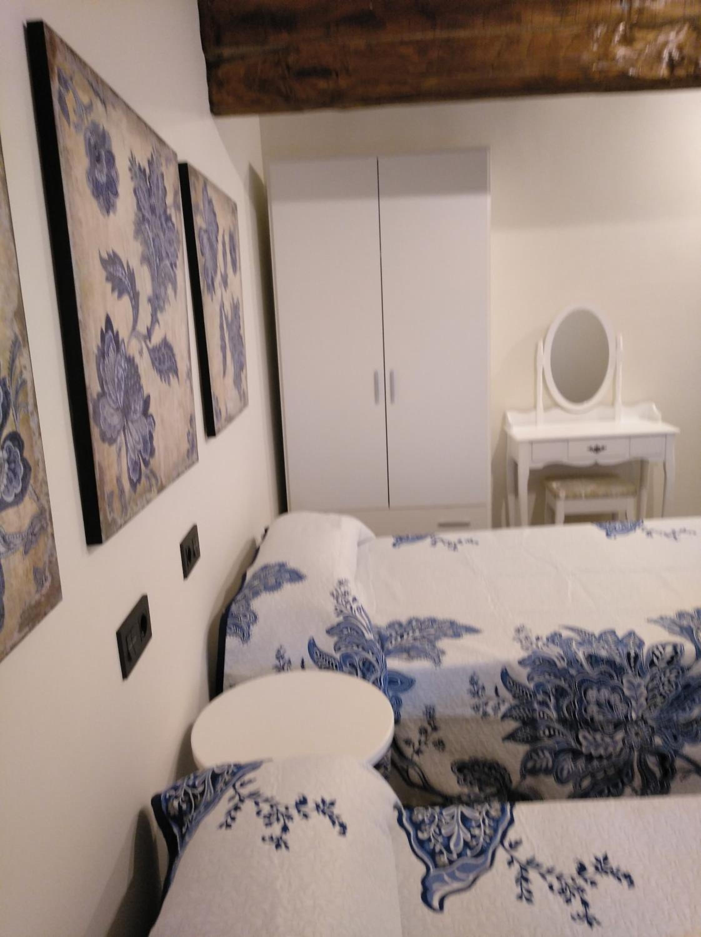 Twin Room with Private Bathroom - Photo 6