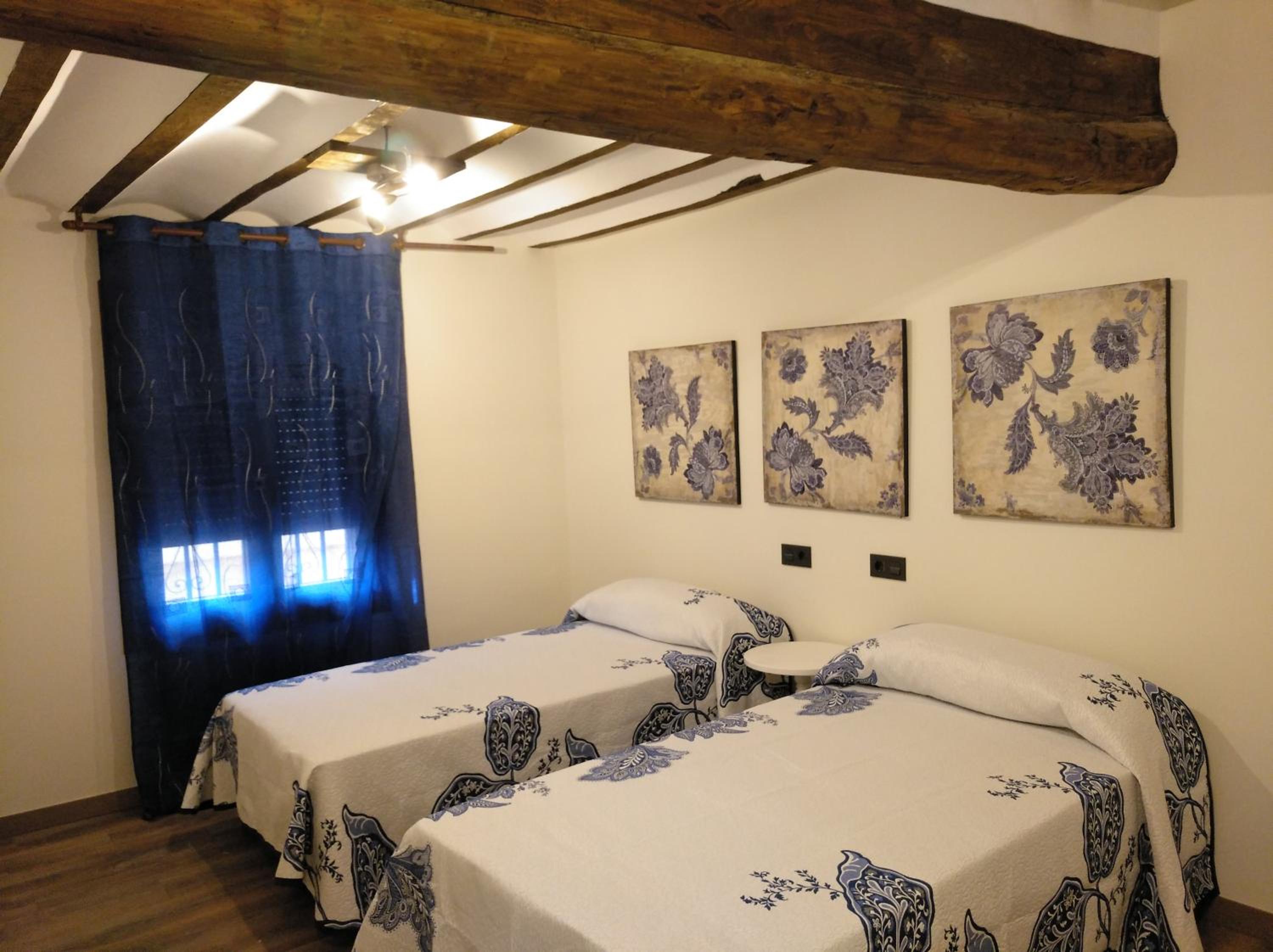 Twin Room with Private Bathroom - Photo 5