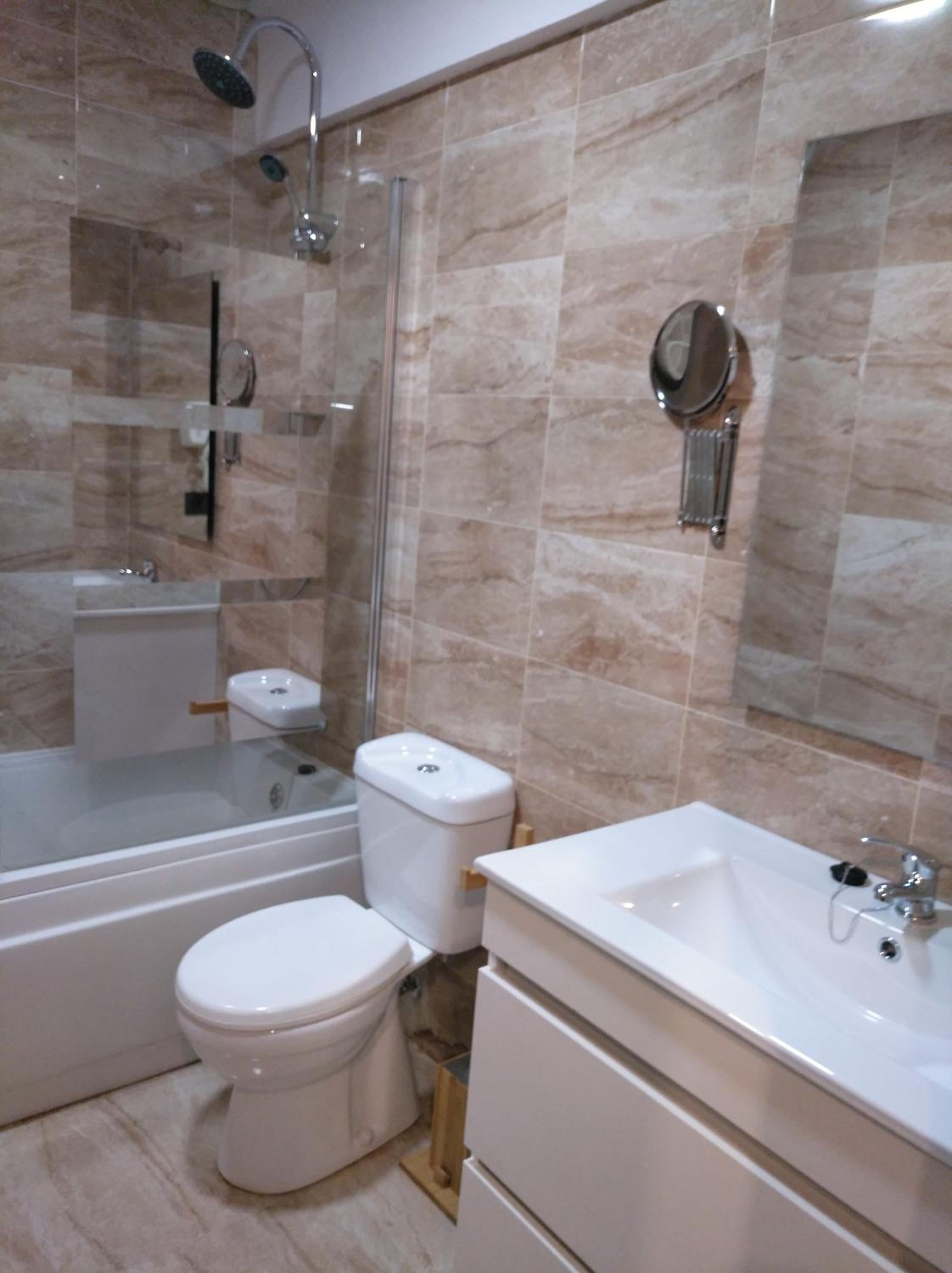 Twin Room with Private Bathroom - Photo 4