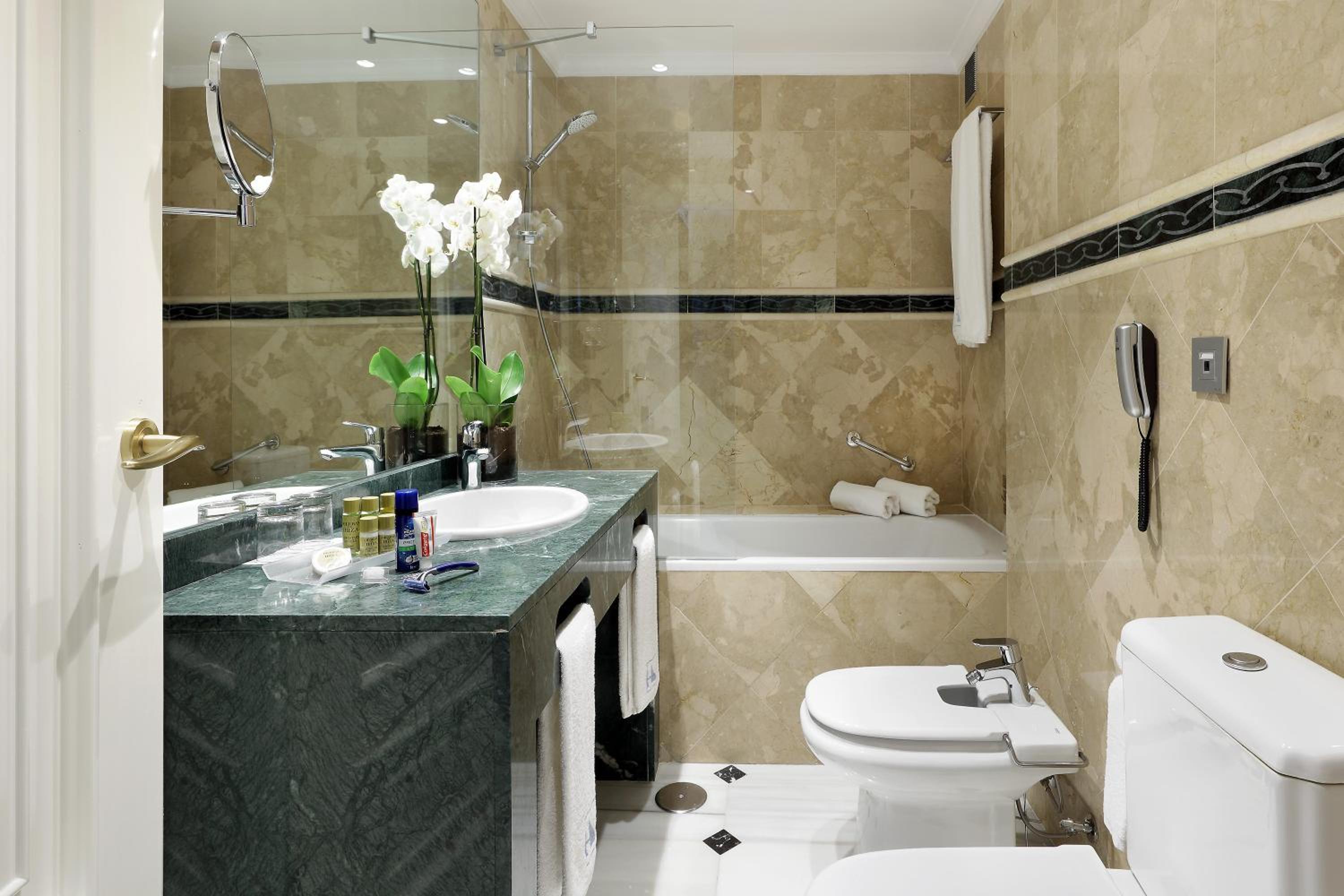 Double or Twin Room - Photo 3