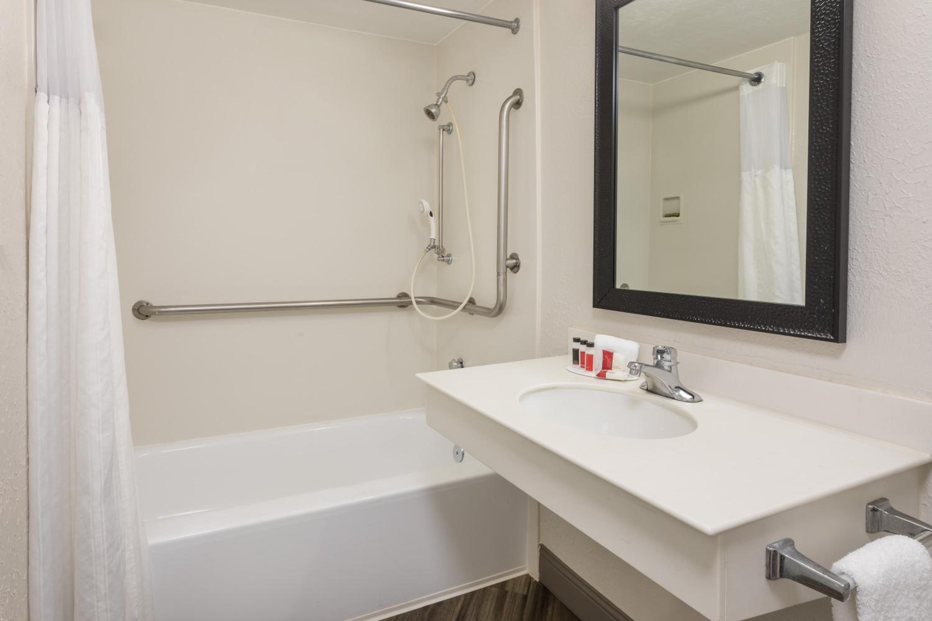 King Room - Disability Access/Non-Smoking - Photo 4