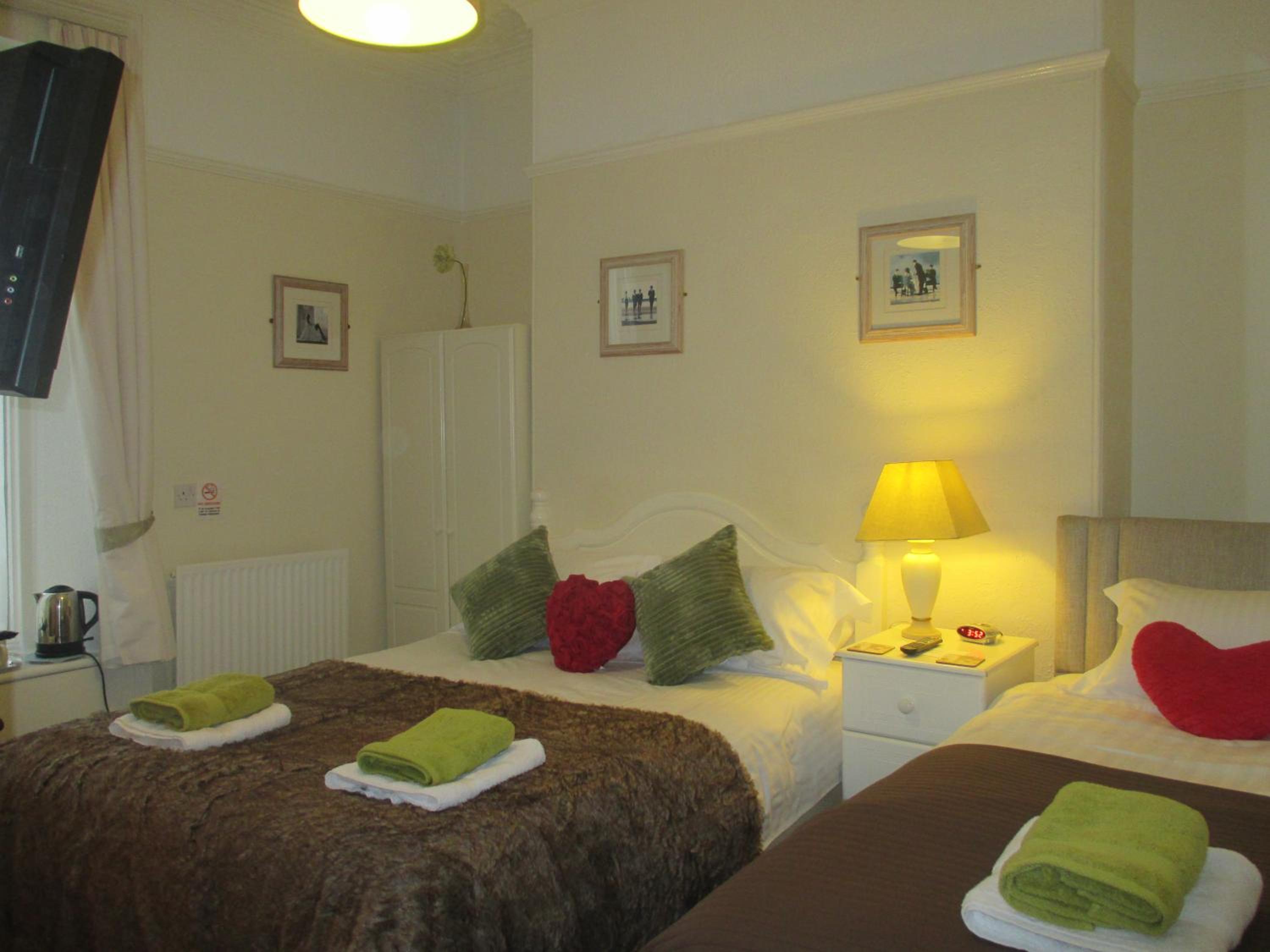 Family En-Suite Room with Shower  photo 1