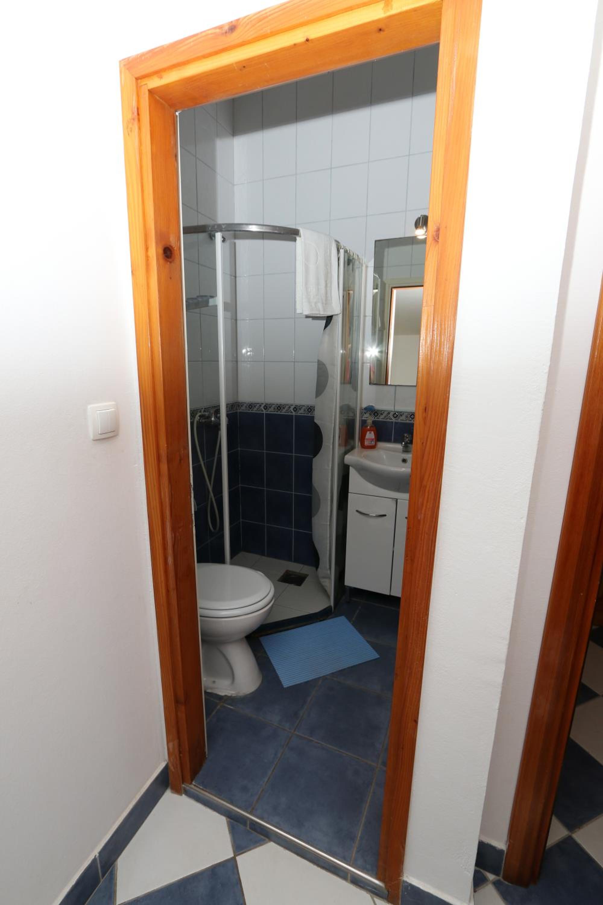 Twin Room with Private Bathroom - Photo 5