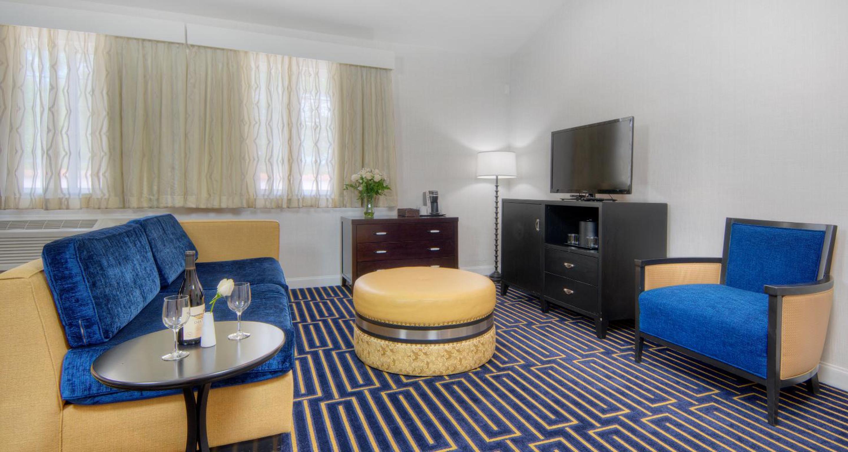 King Suite with Sofa Bed and Roll-In Shower - Disability Access/Non-Smoking