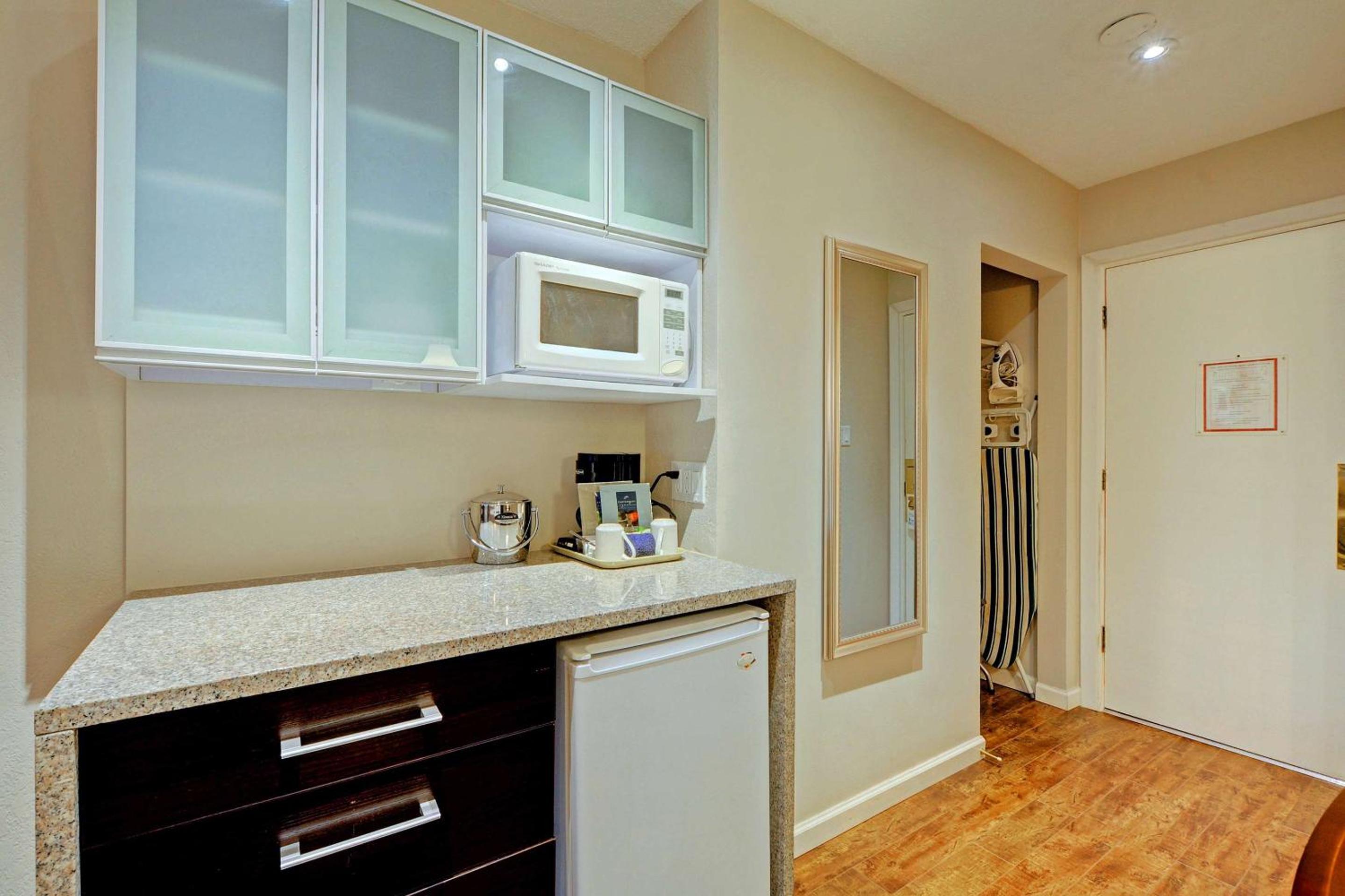Studio Room with Two Double Beds & Kitchenette - Photo 2
