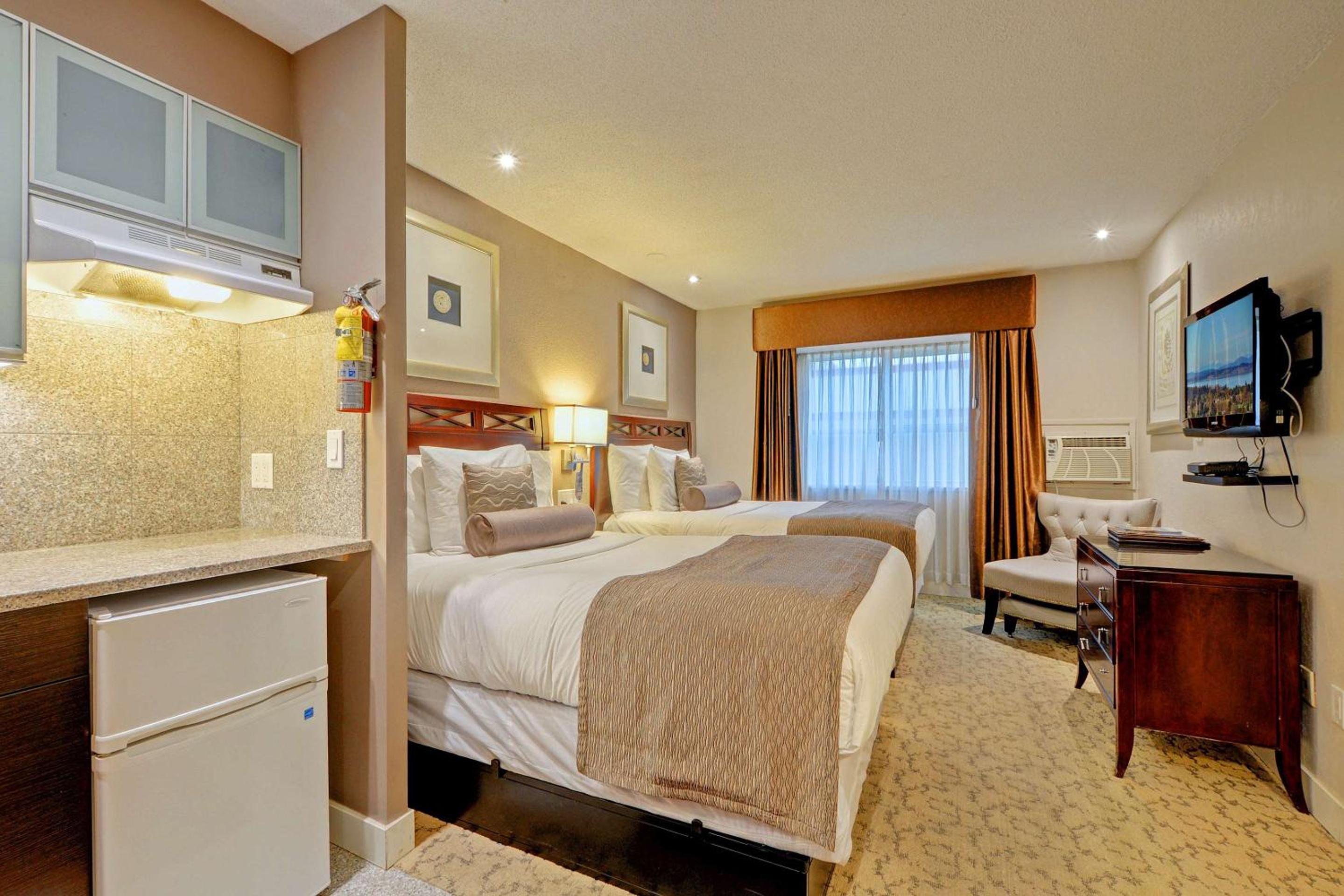 Studio Room with Two Double Beds & Kitchenette - Photo 5