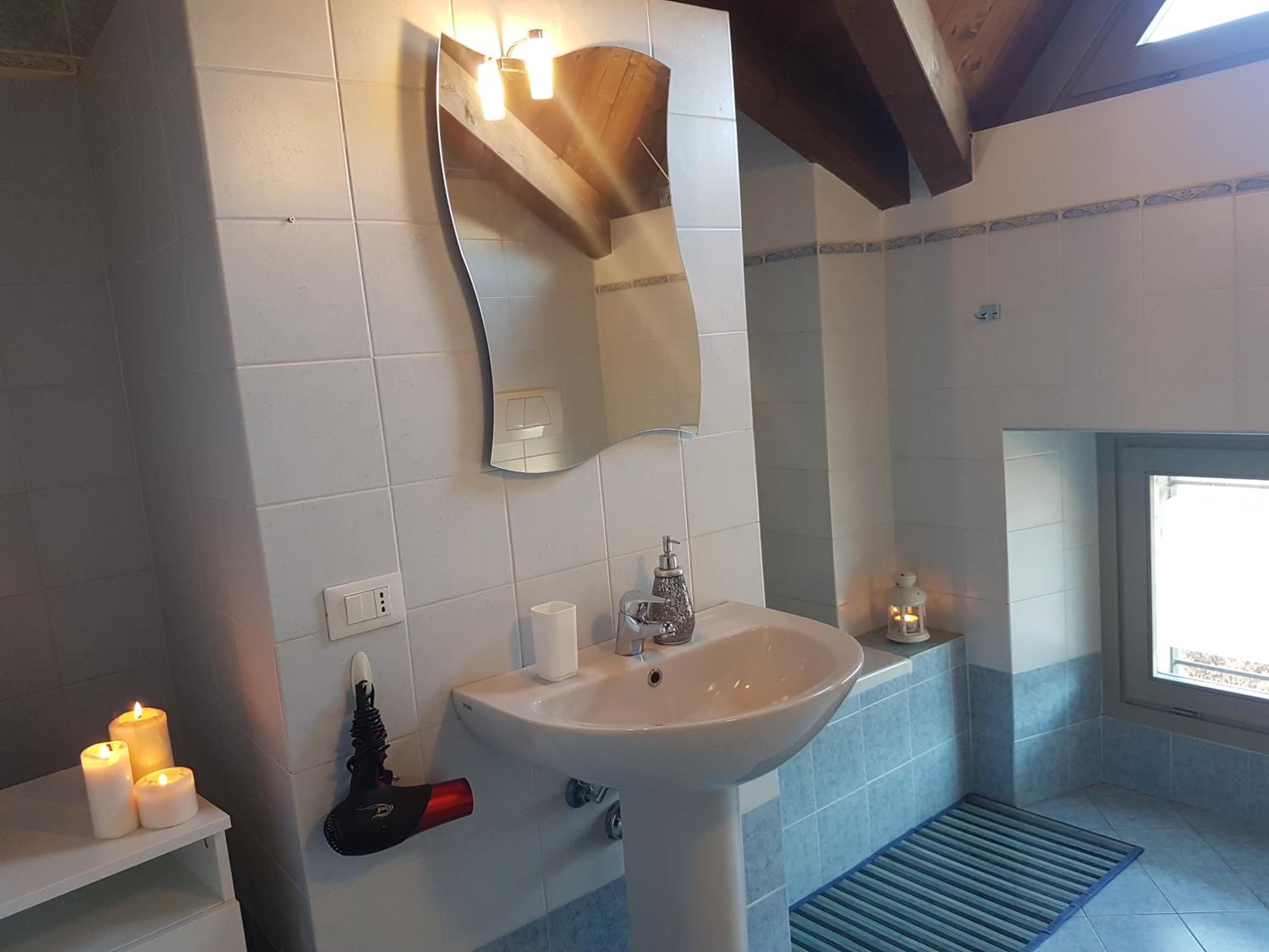 Deluxe King Room with Private Bathroom photo 3
