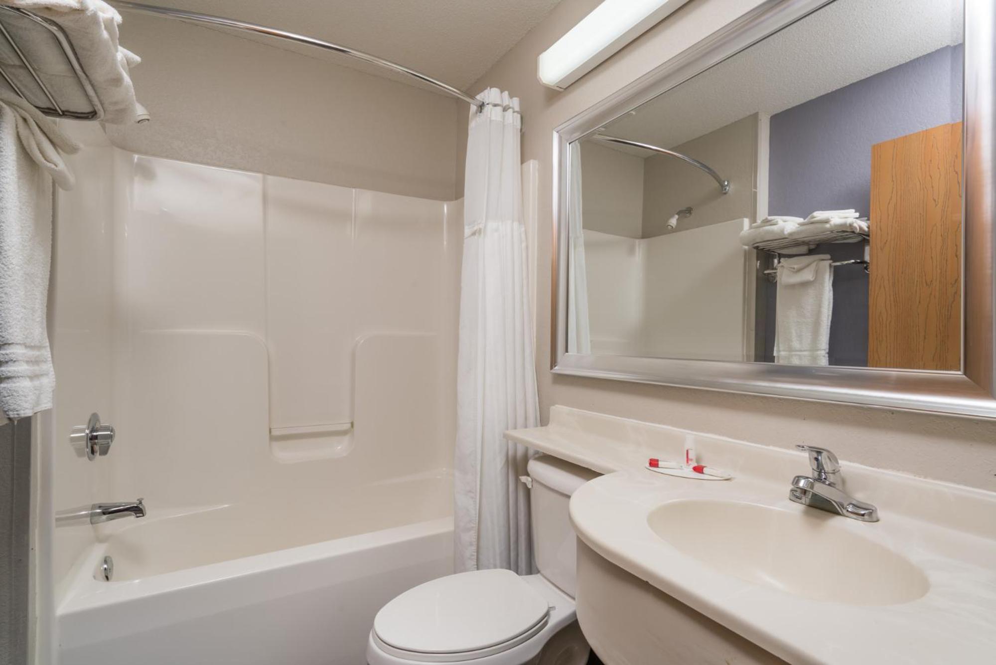 Queen Room with Two Queen Beds - Non-Smoking photo 2