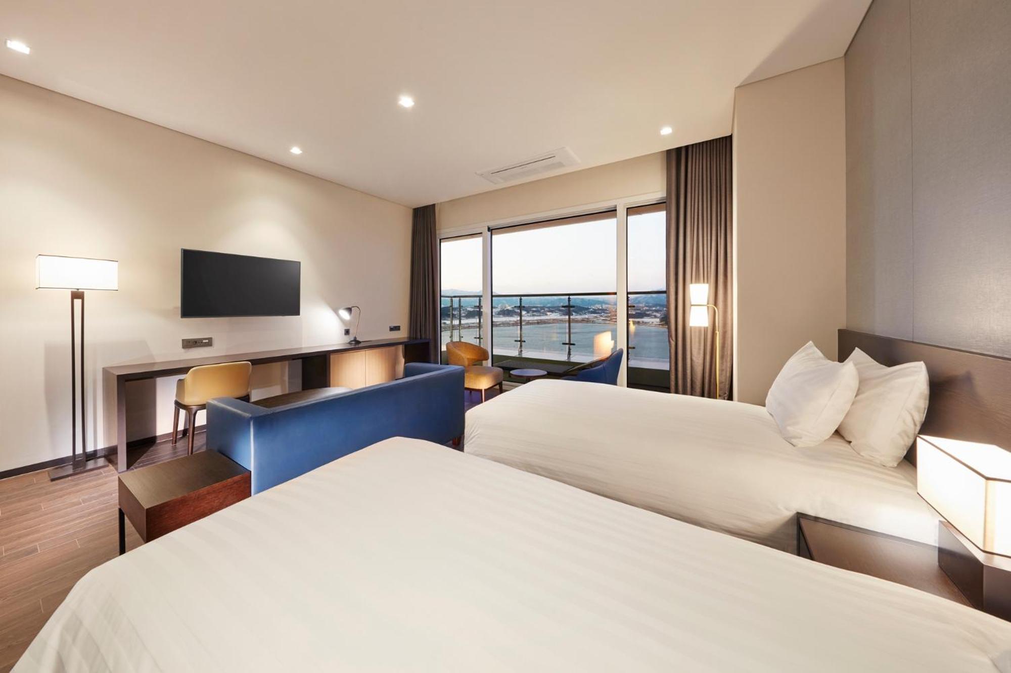 Ambassador Suite with Lake View