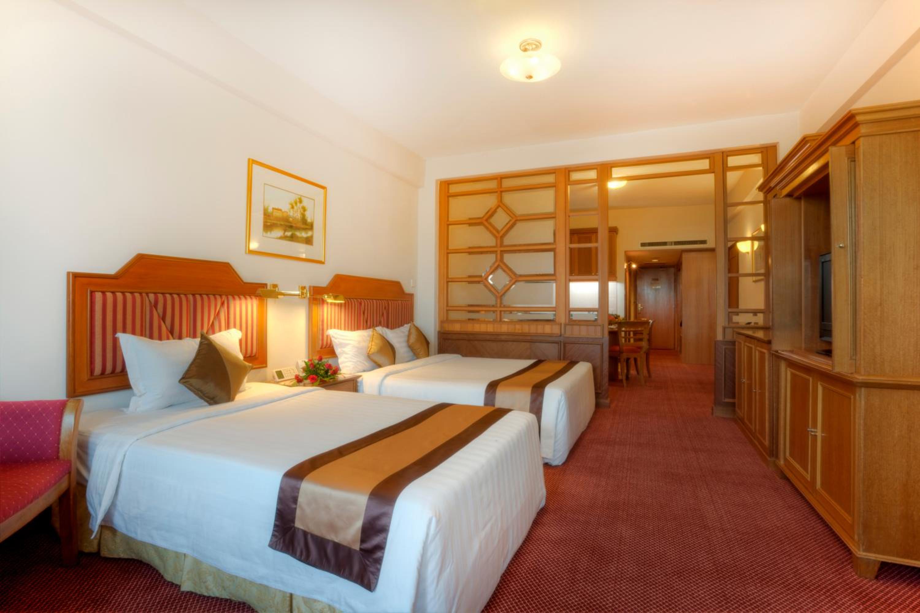 Executive Suite - Photo 3