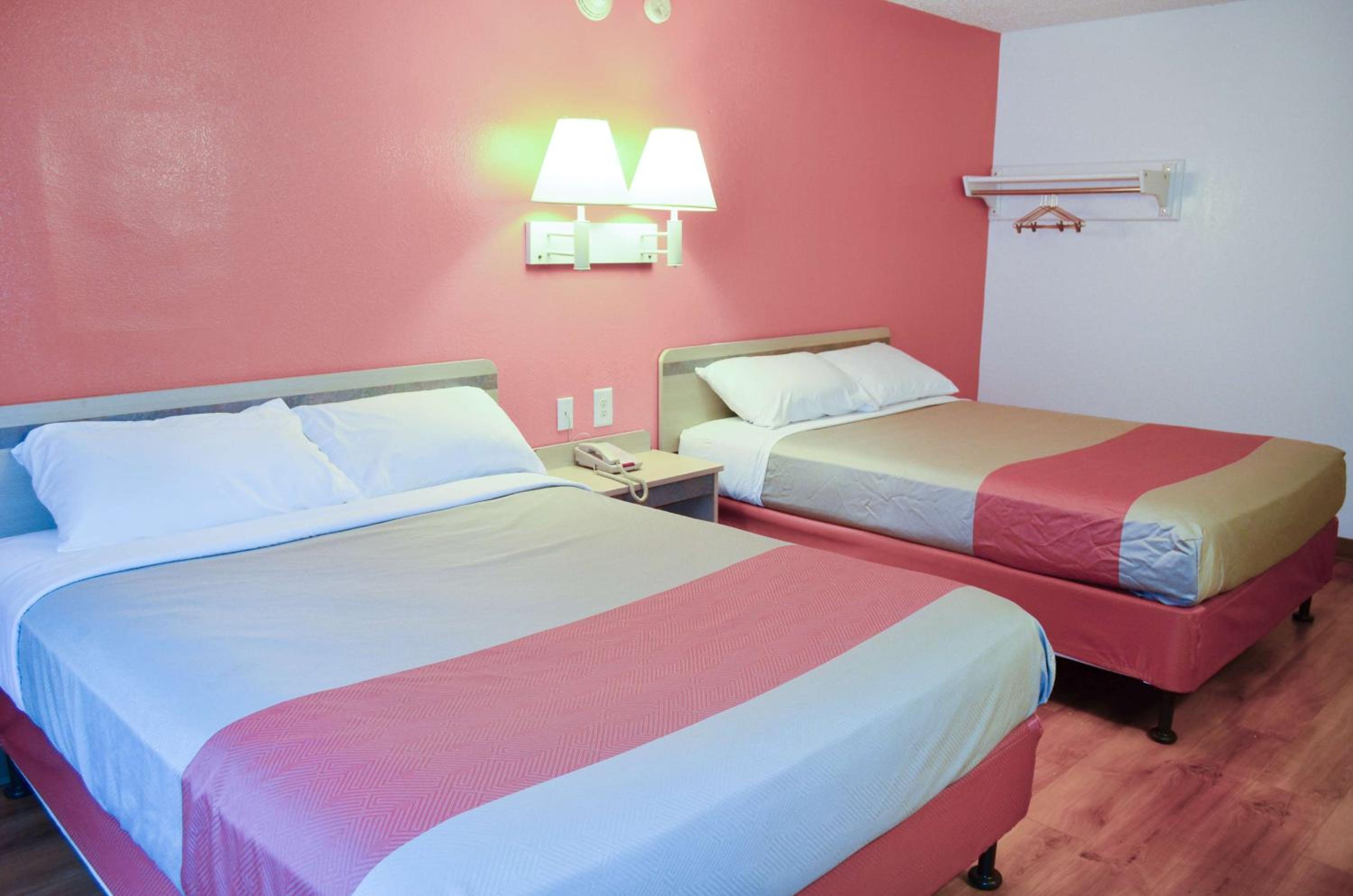 Queen Room with Two Queen Beds photo 2