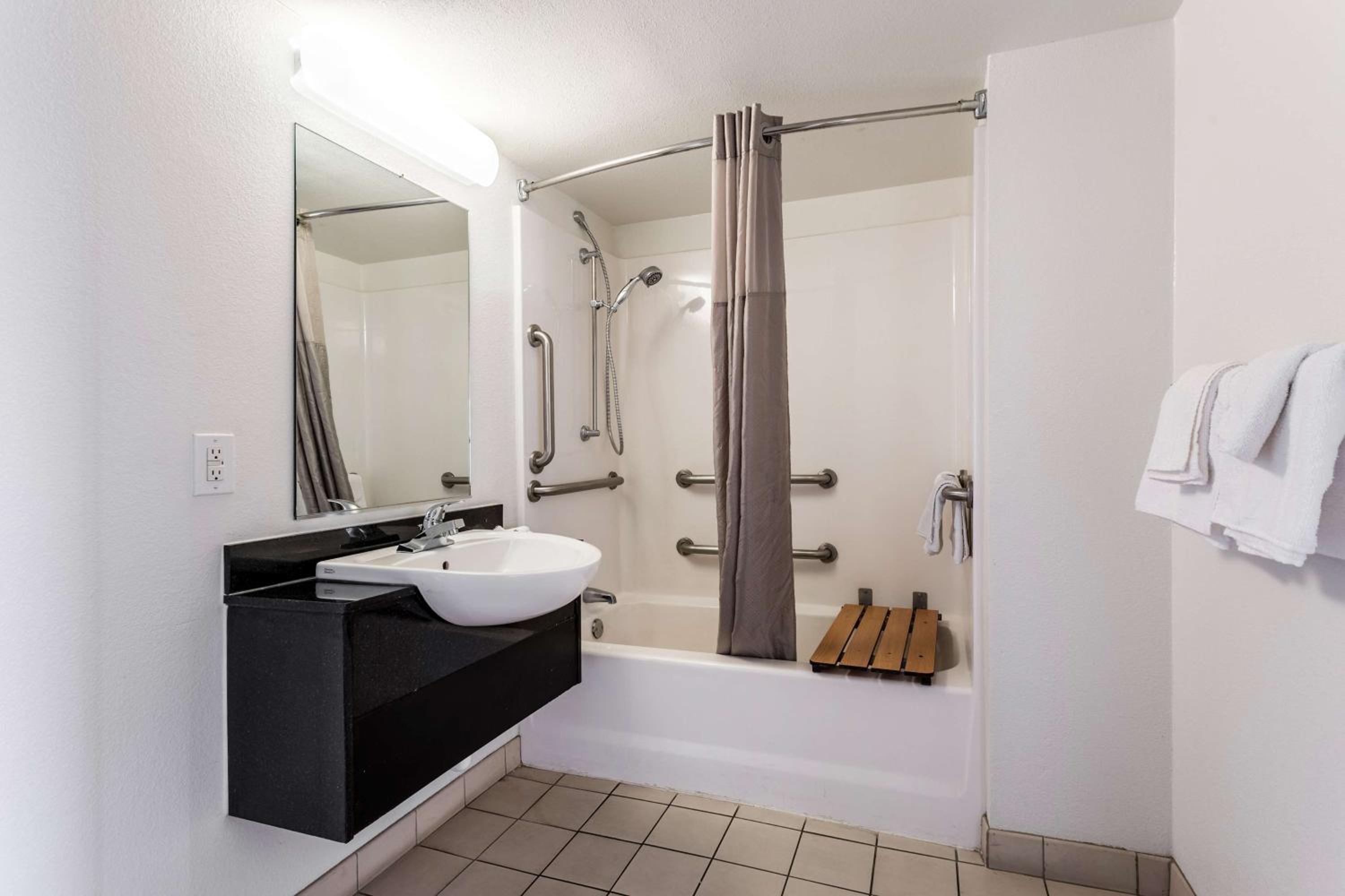 Quadruple Room - Disability Access - Roll in Shower