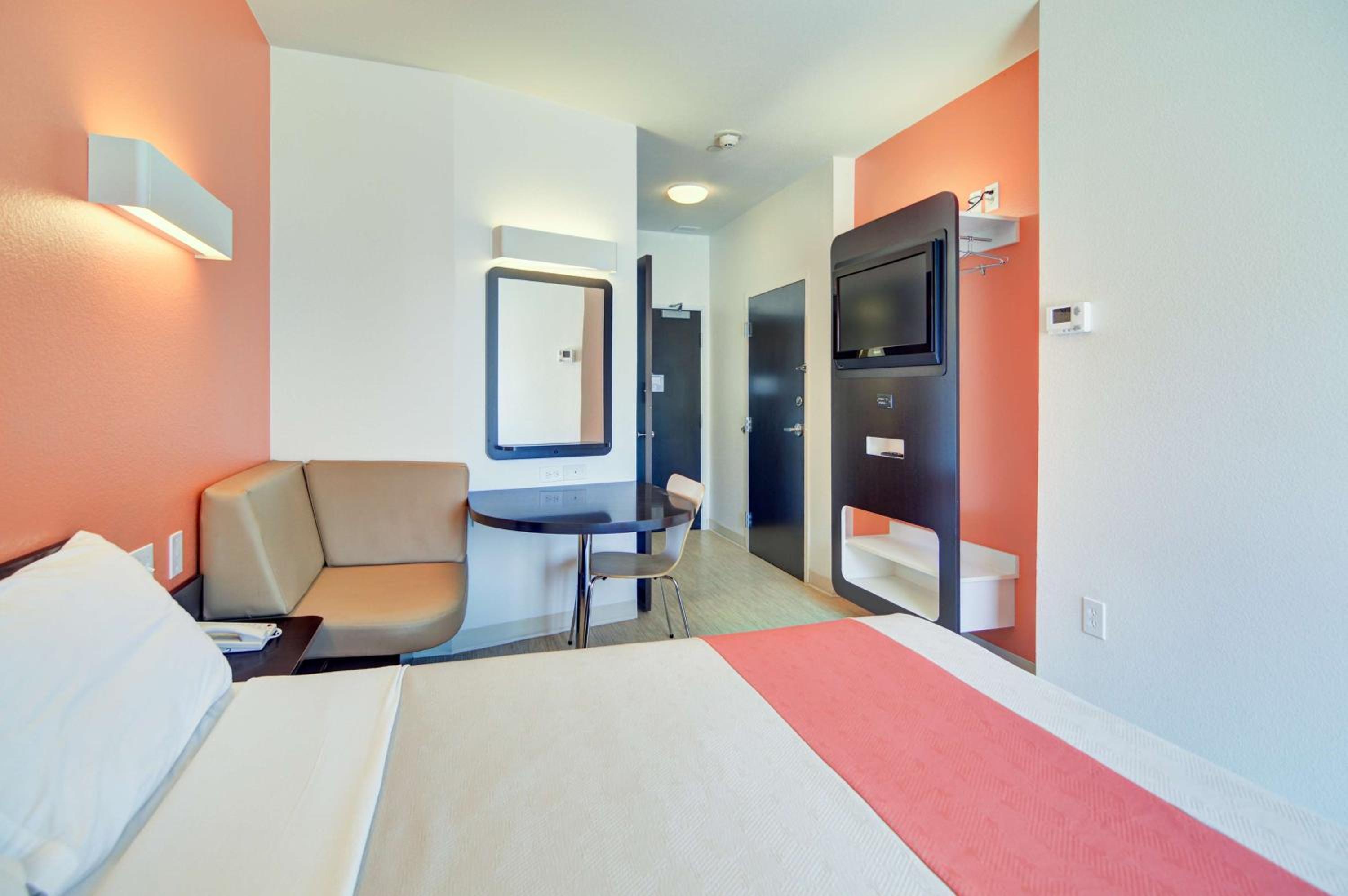 Deluxe Queen Suite - Non-Smoking photo 2