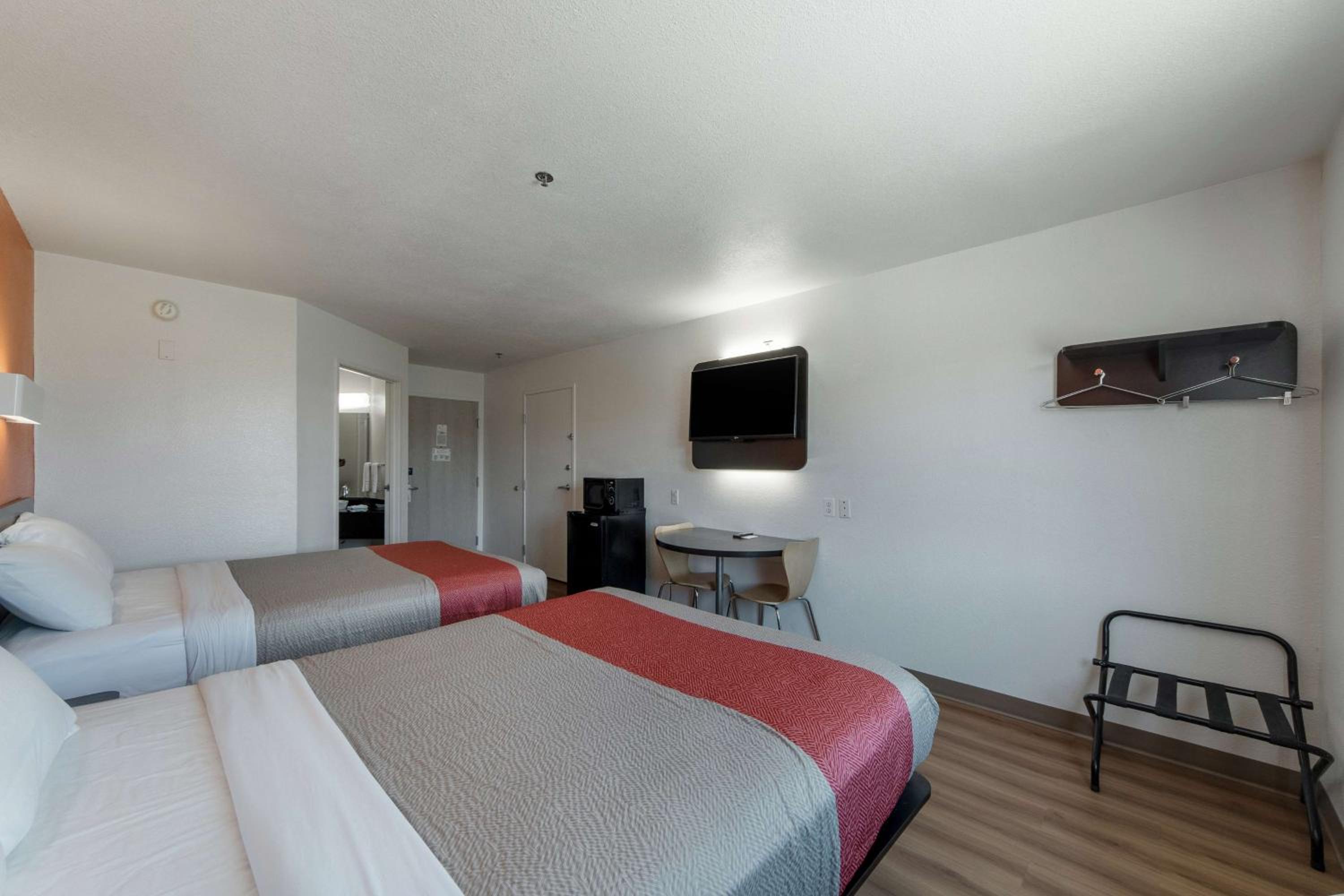 Queen Room with Two Queen Beds - Smoking