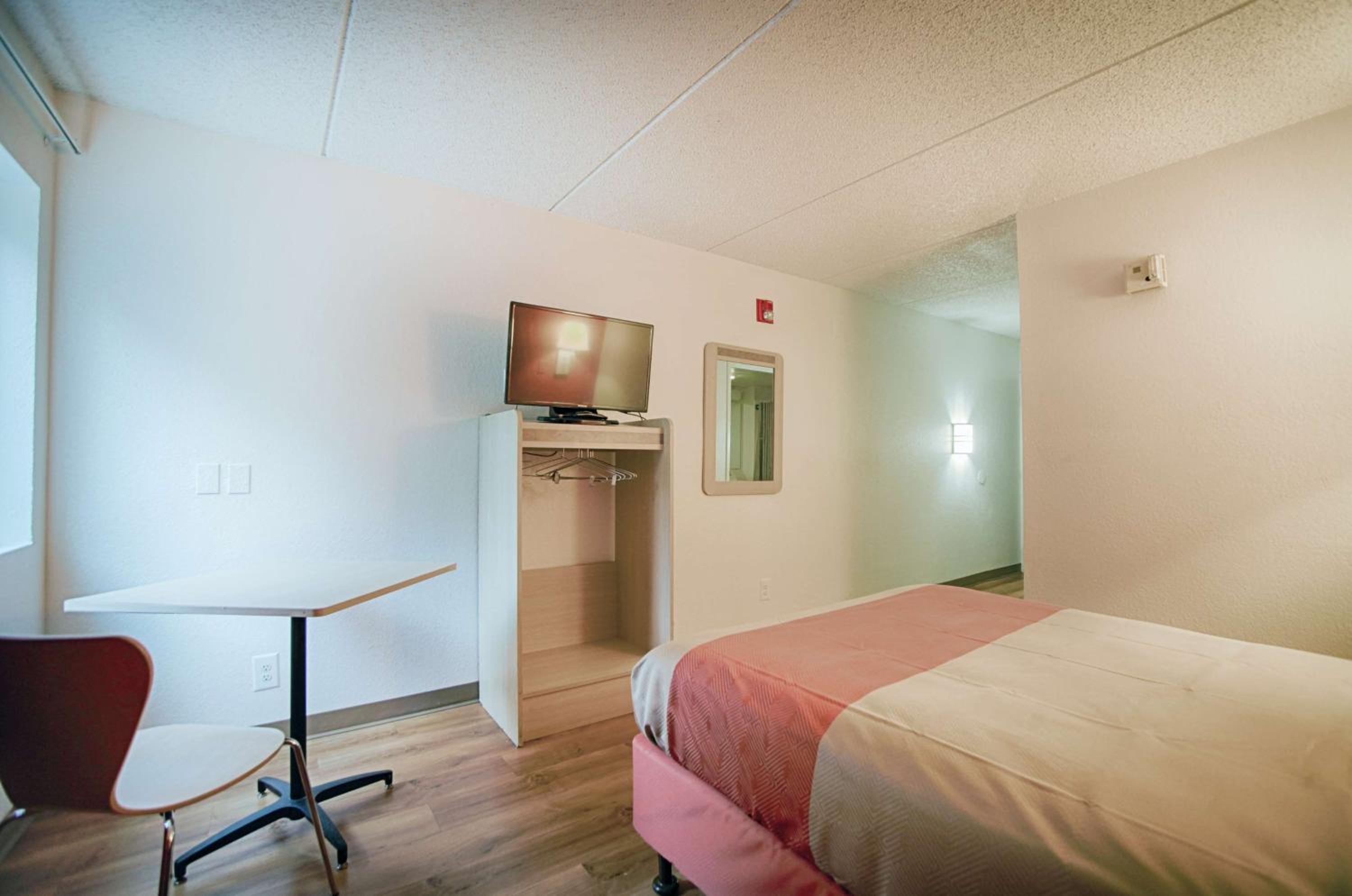 Double Room - Disability Access - Roll In Shower photo 3