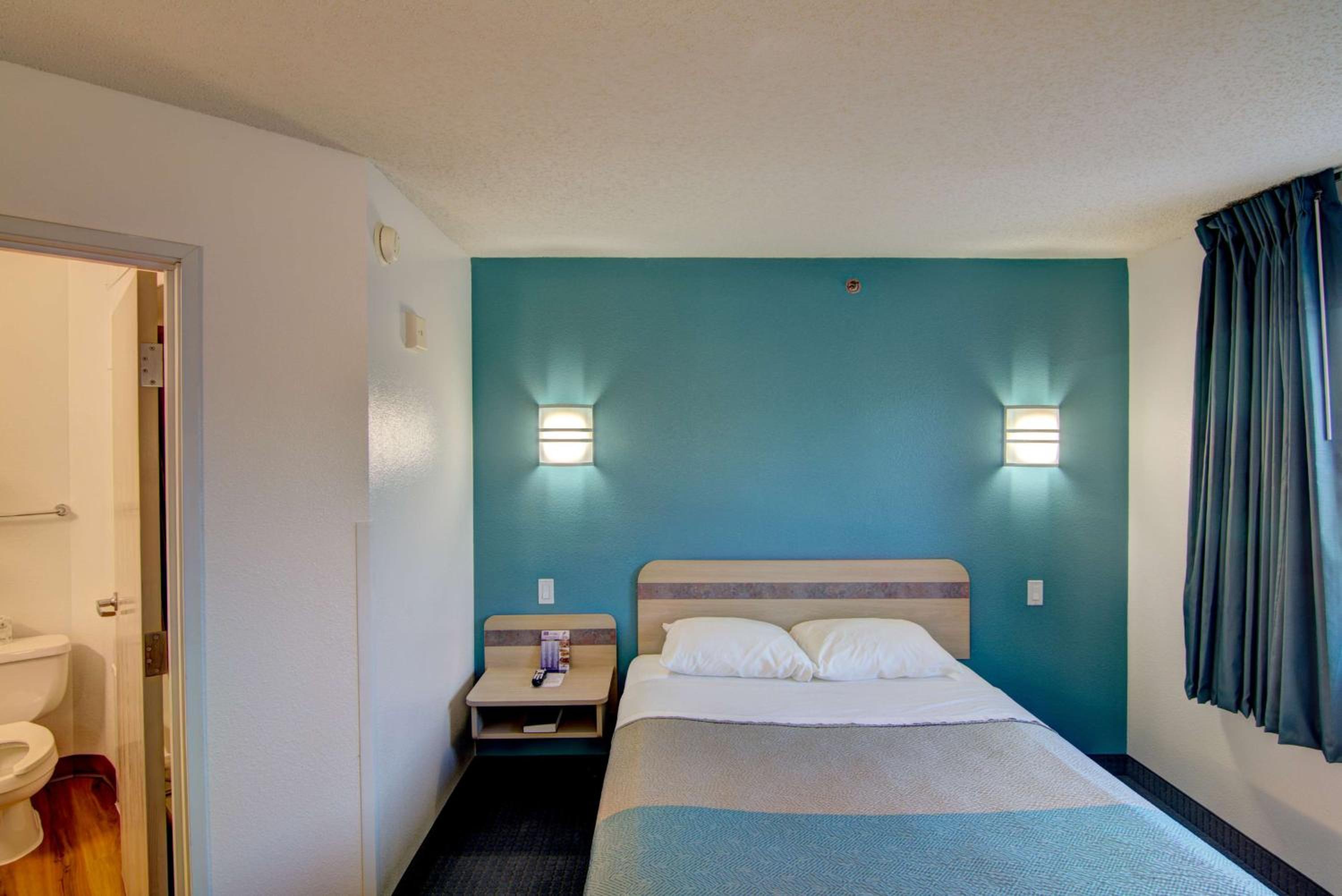 Queen Room - Disability Access - Roll In Shower photo 2