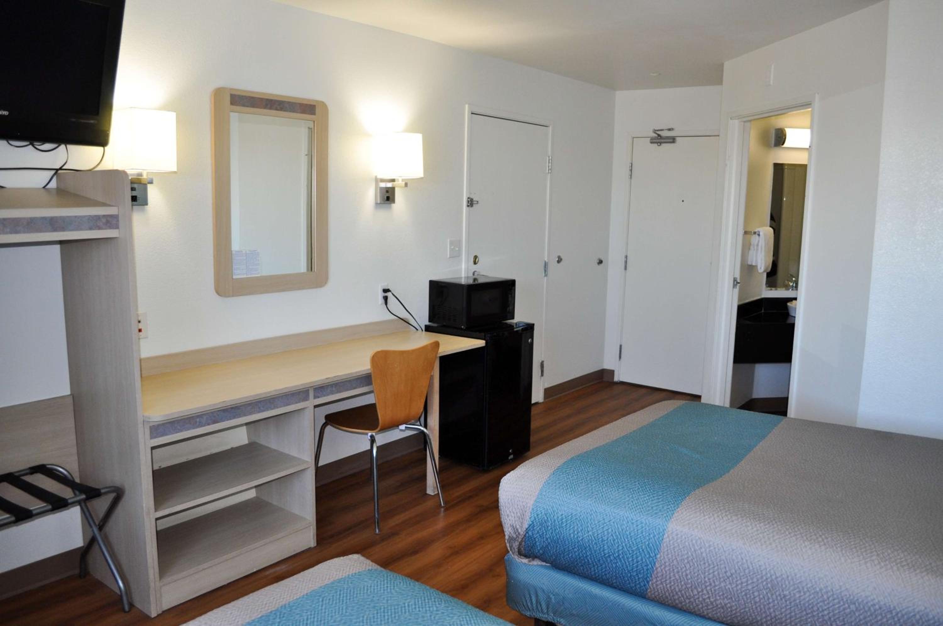 Queen Room with Two Queen Beds - Non-Smoking - Photo 3