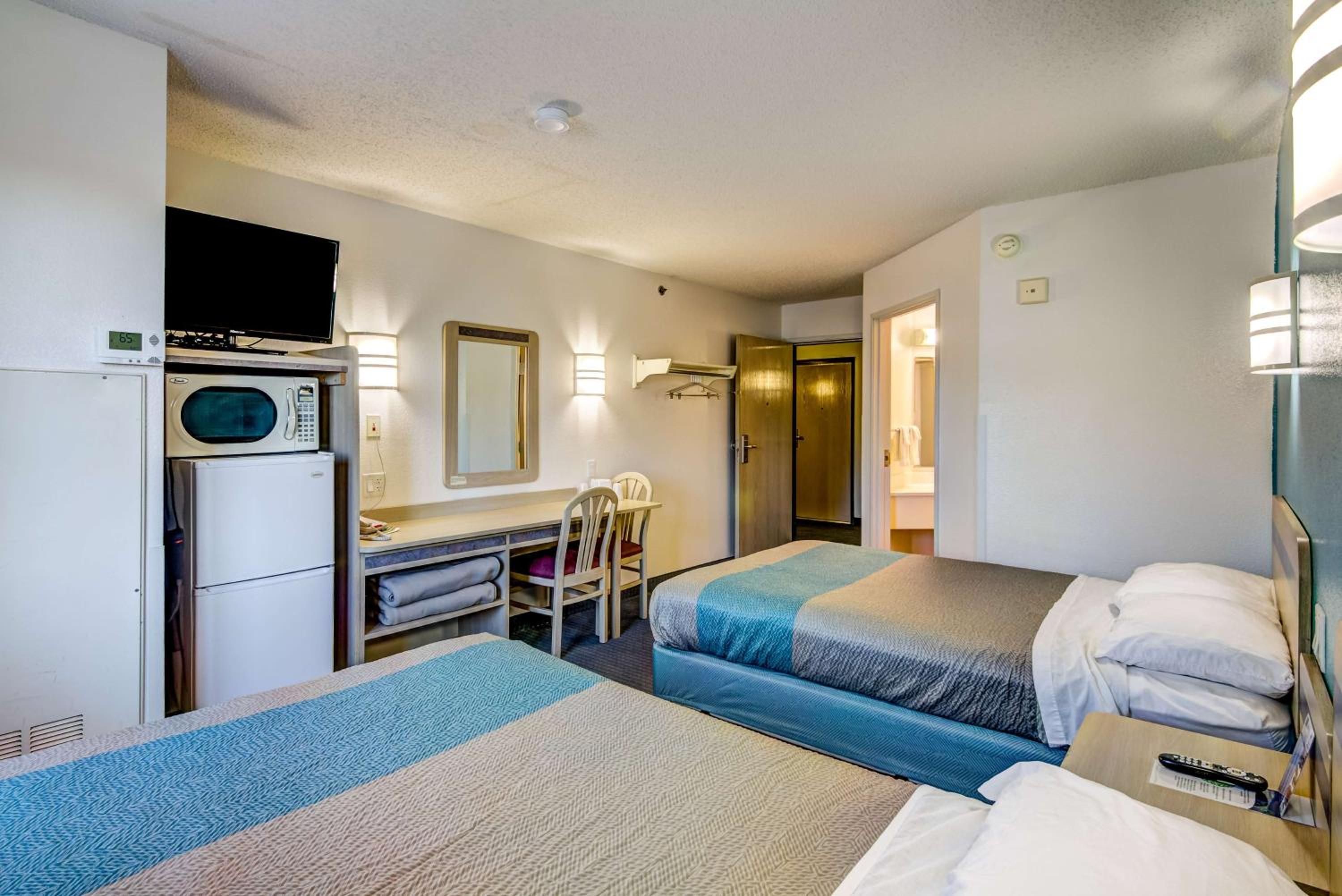 Quadruple Room - Non-Smoking photo 2