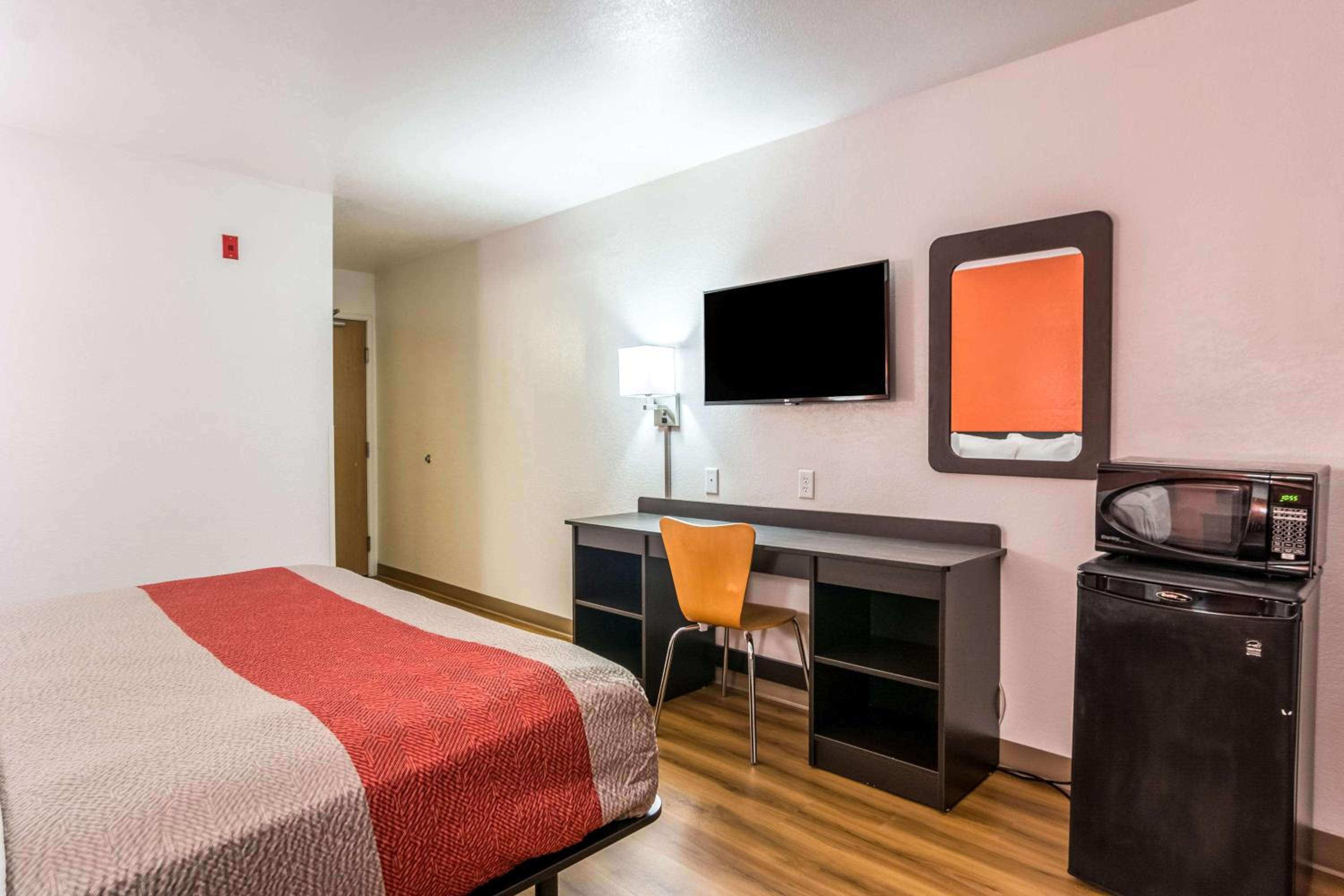 Queen Room - Disability Access - Non-Smoking