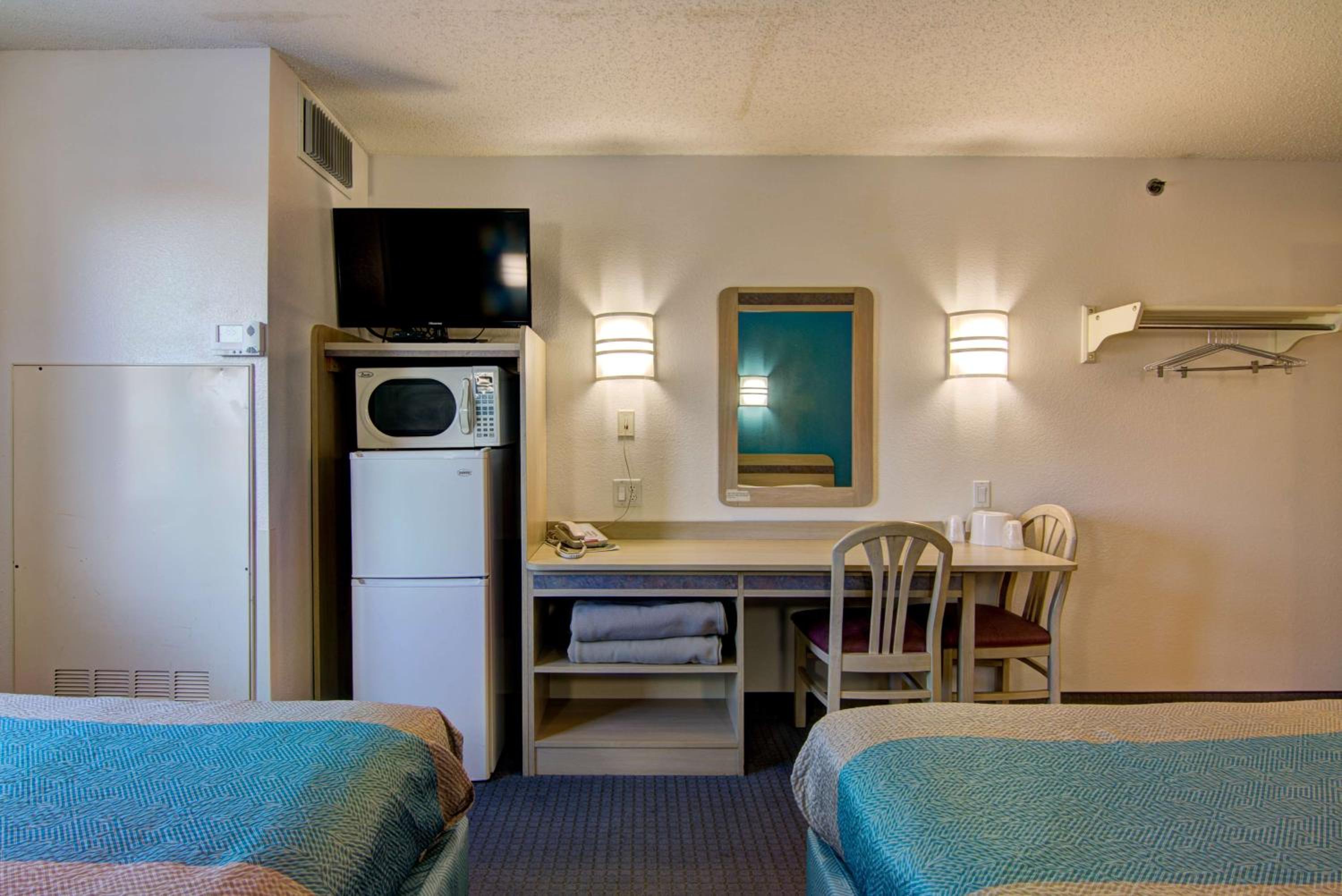 Quadruple Room - Non-Smoking photo 3
