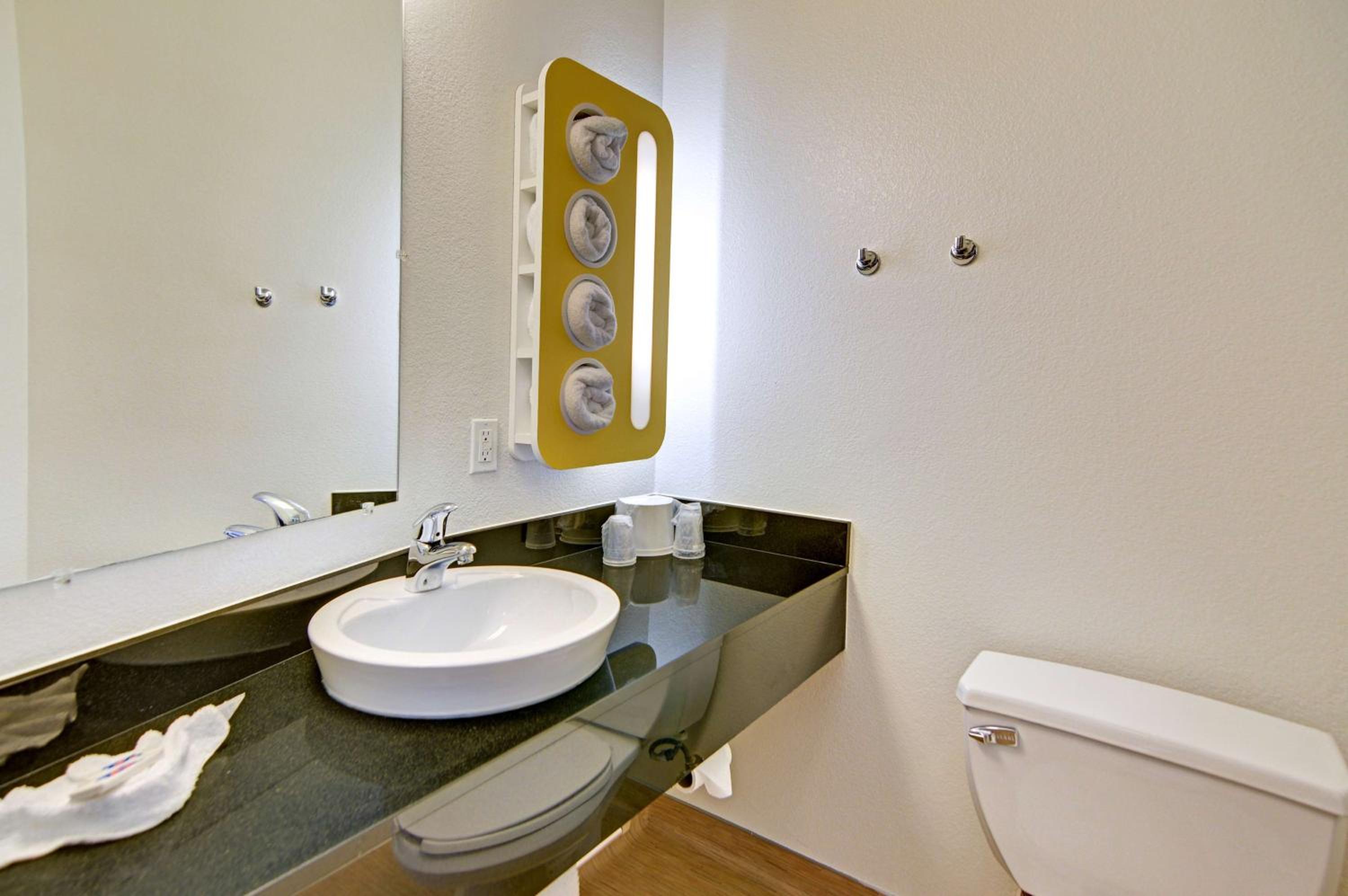 Deluxe Queen Suite - Non-Smoking photo 3
