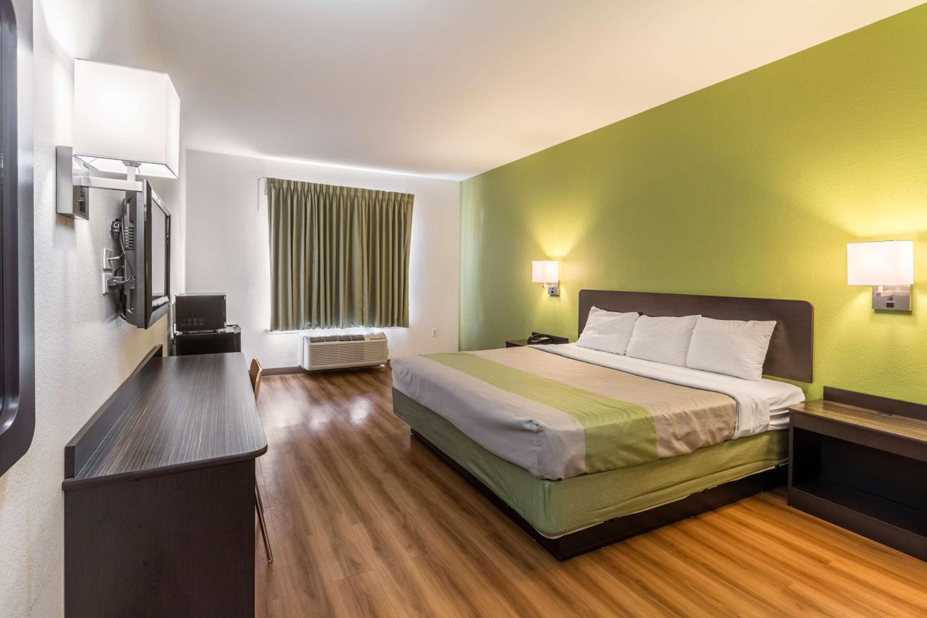 King Room - Non-Smoking - Photo 3