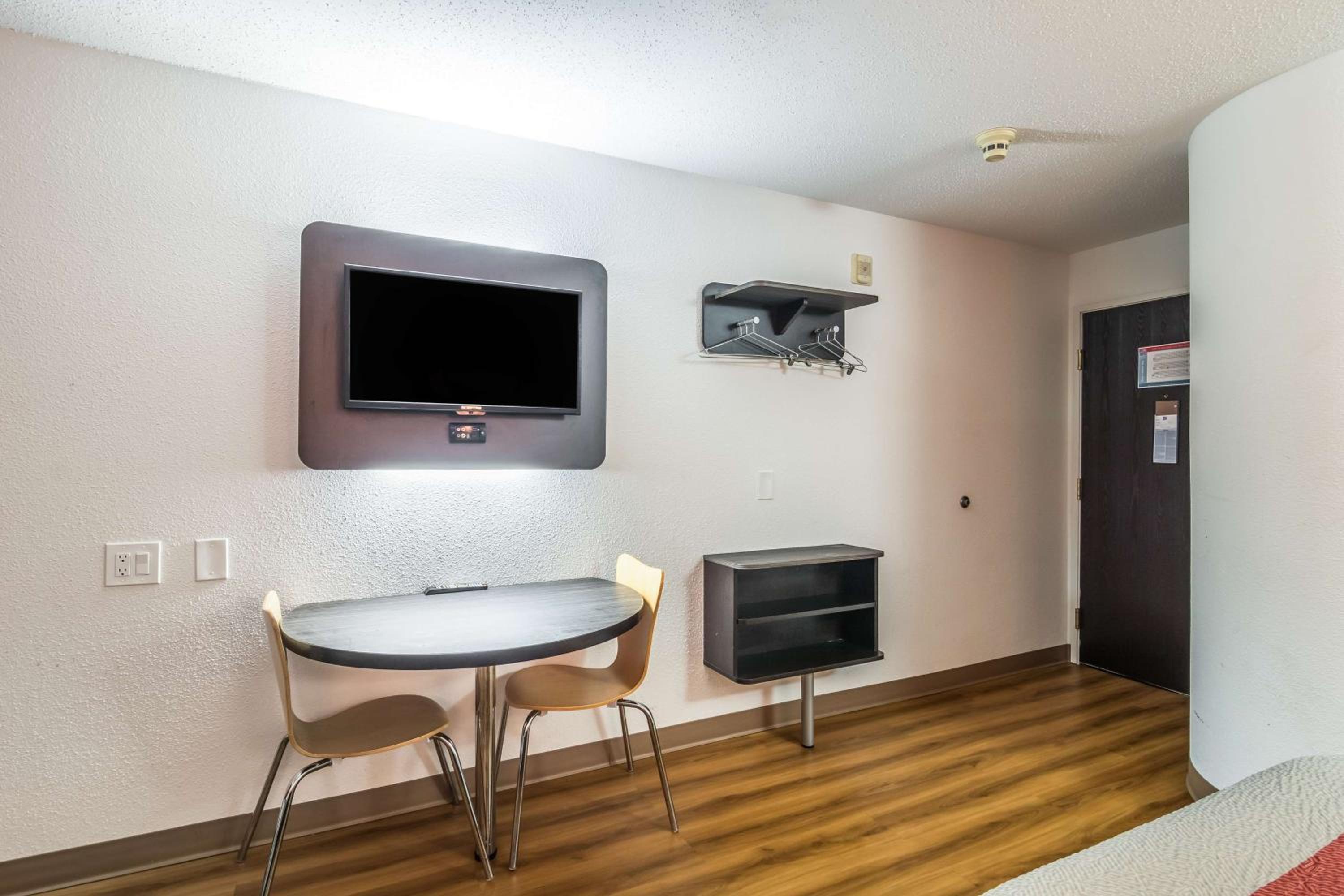 Queen Room - Non-Smoking - Photo 8