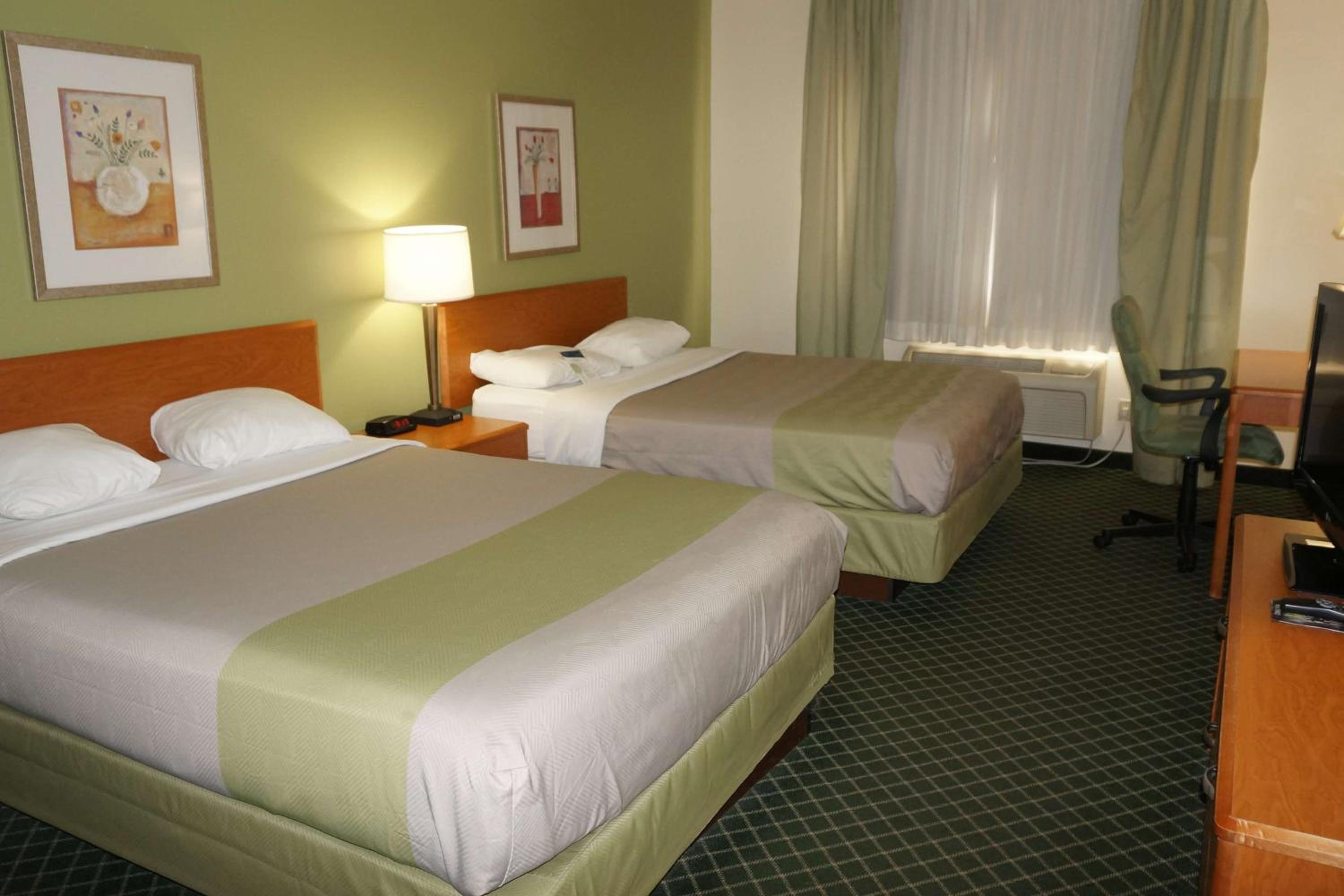 Queen Room with Two Queen Beds - Non-Smoking - Photo 1
