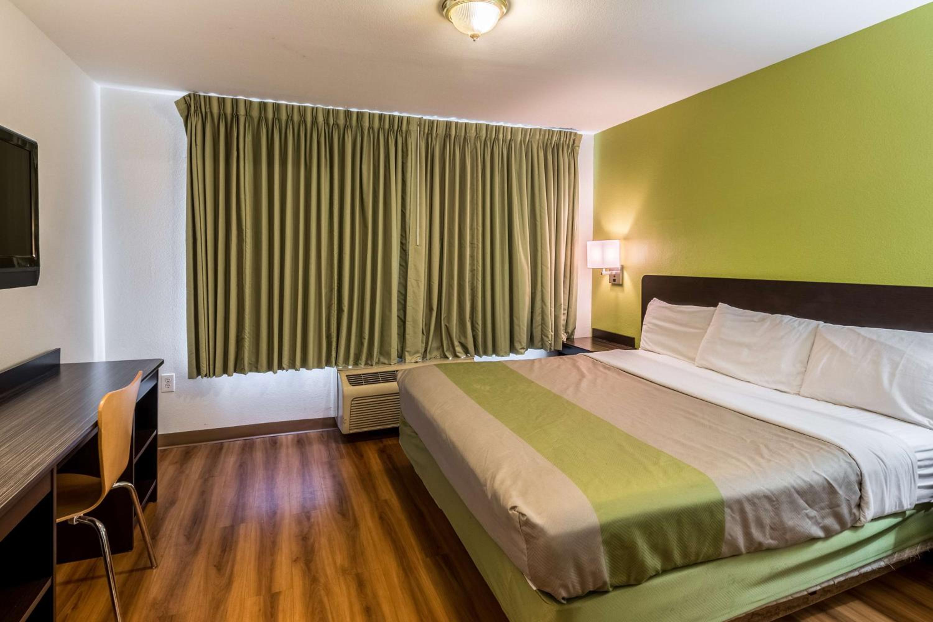 King Room - Non-Smoking - Photo 2