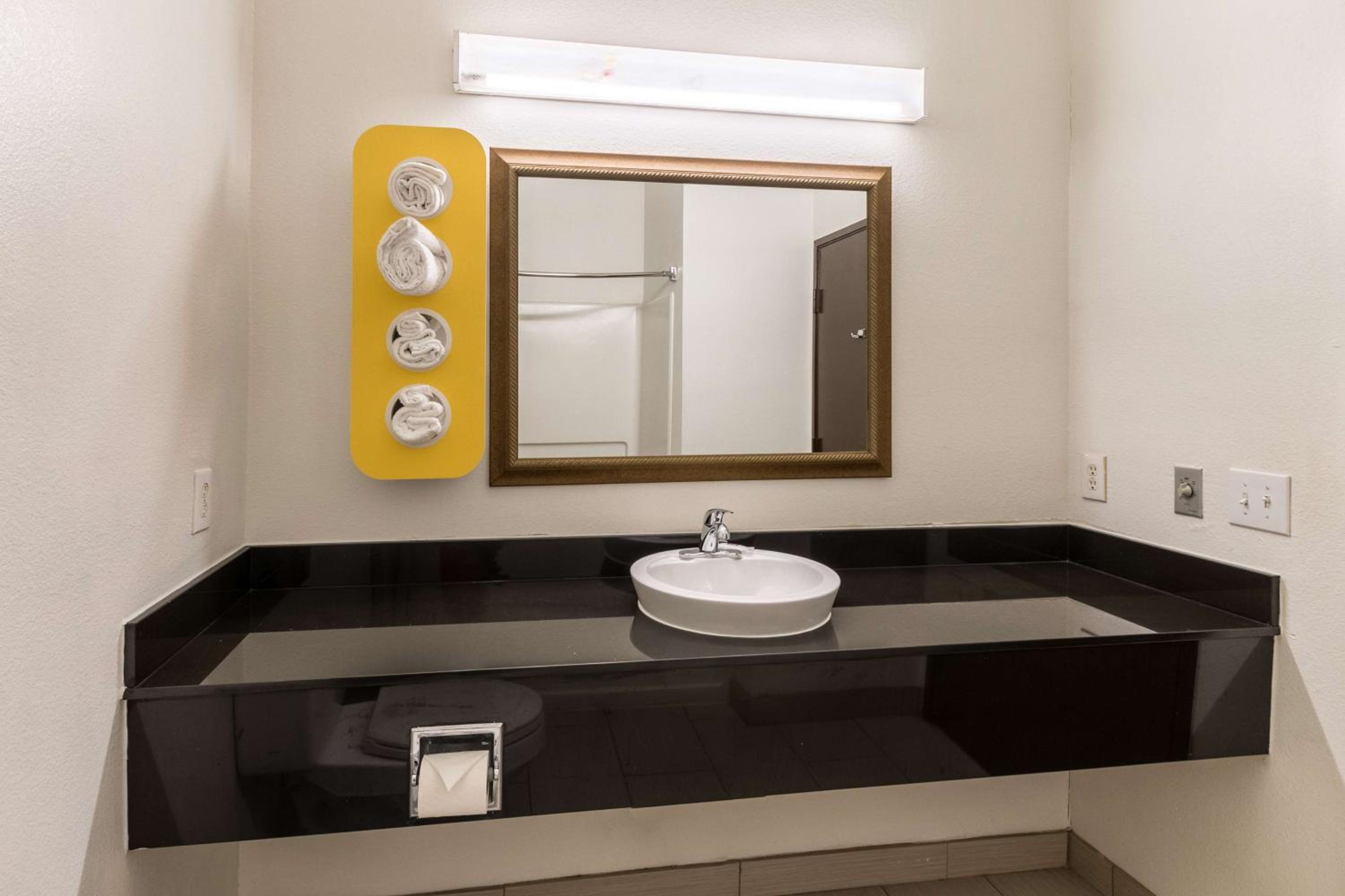 Suite - Non-Smoking - Photo 10