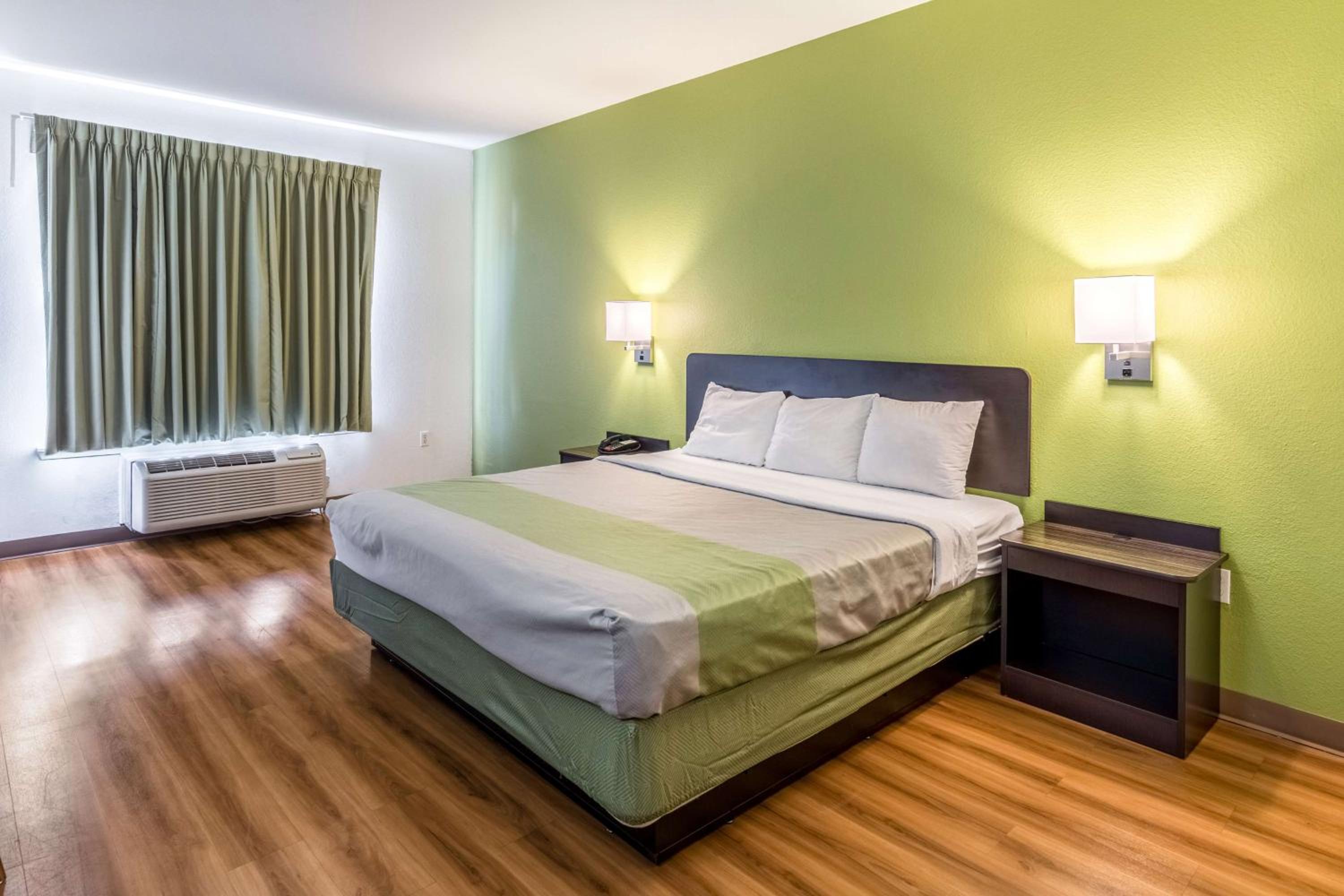 King Room - Non-Smoking - Photo 5
