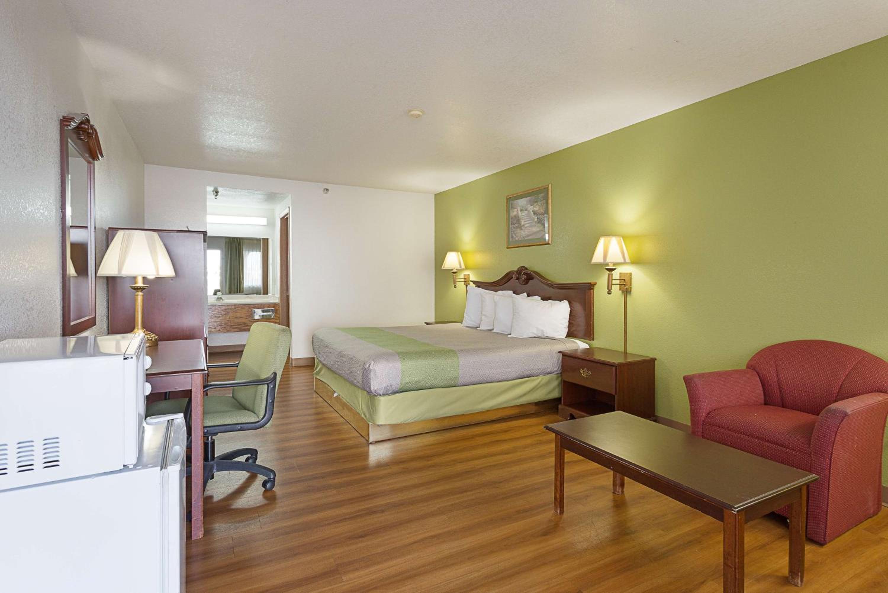 King Room - Non-Smoking photo 2